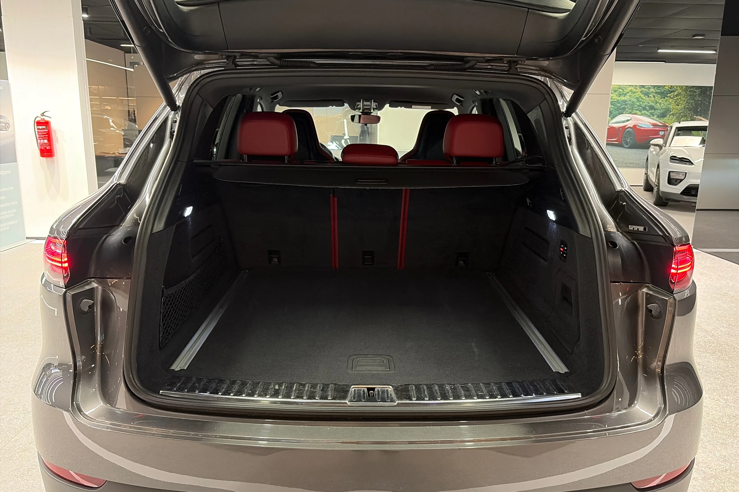 harmaa Porsche Cayenne 2019 kuva 26.
