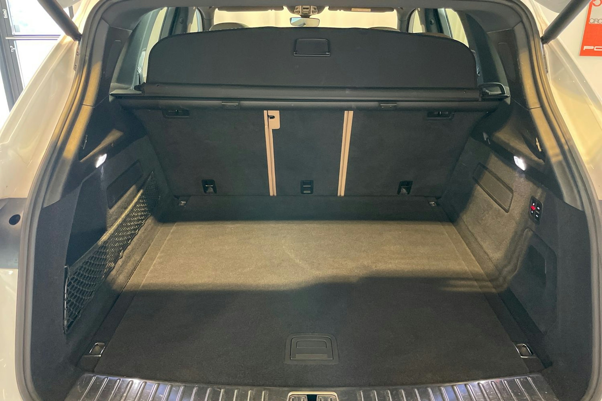 Valkoinen Porsche Cayenne 2019 kuva 17.