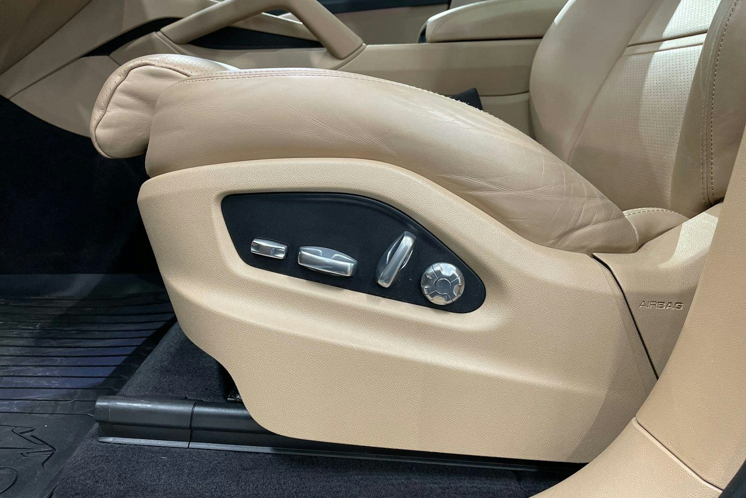 Harmaa Porsche Cayenne 2019 kuva 24.
