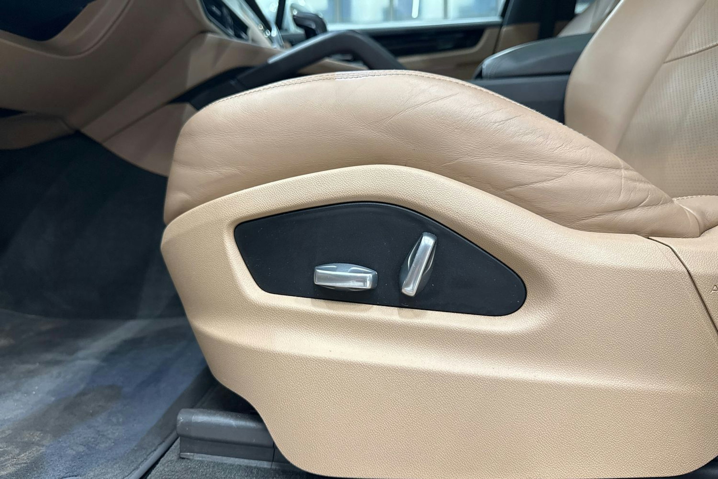 Valkoinen Porsche Cayenne 2019 kuva 12.