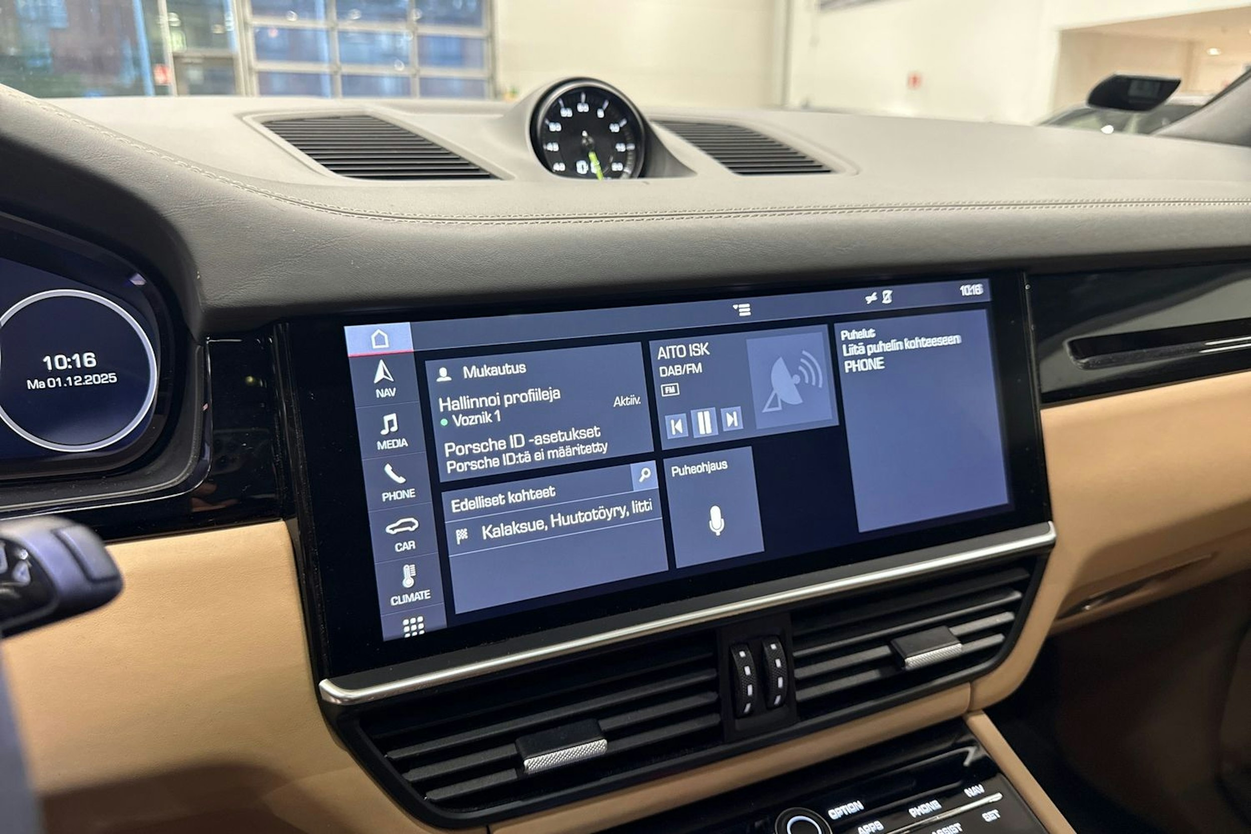 Valkoinen Porsche Cayenne 2019 kuva 13.