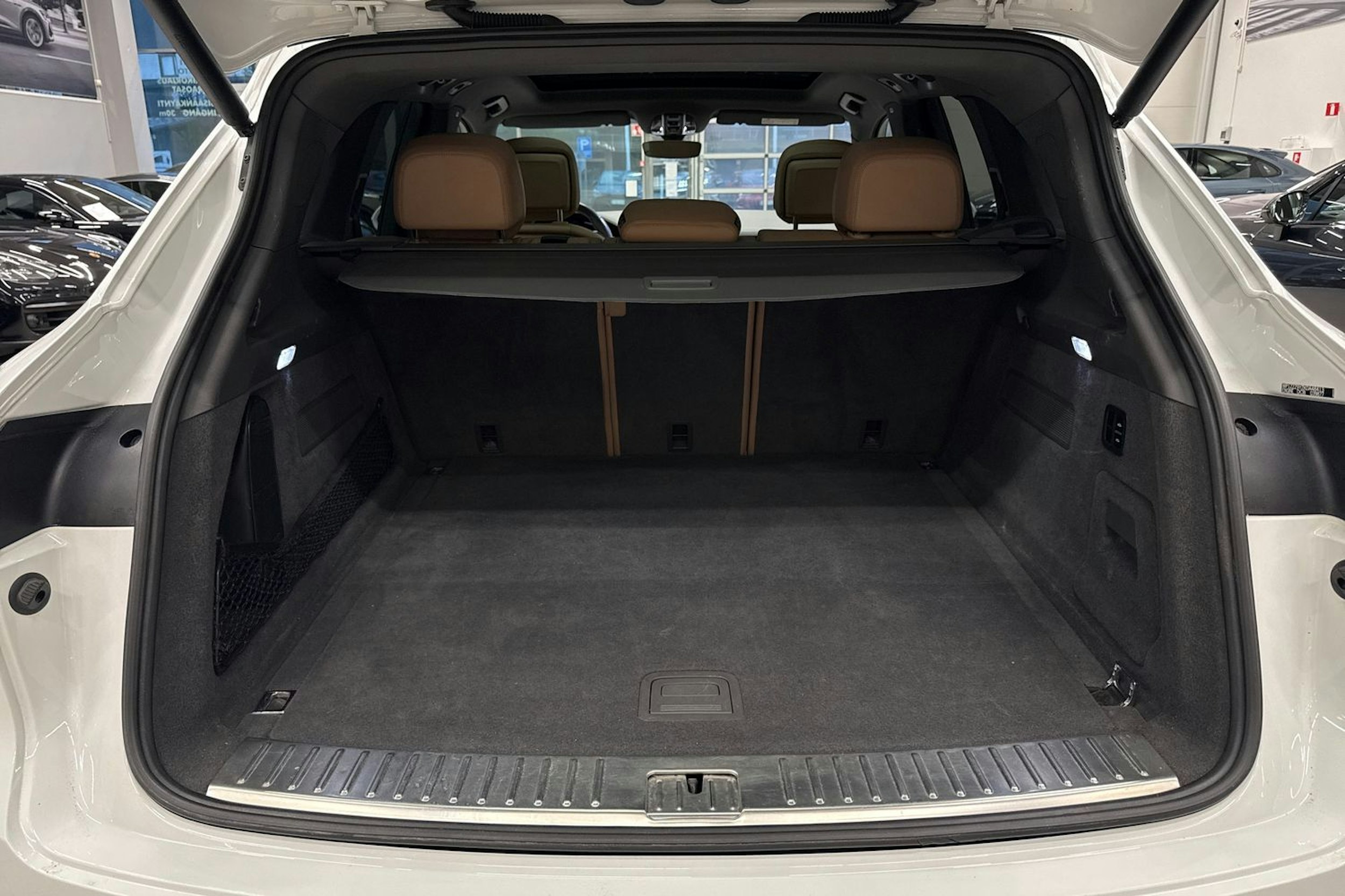 Valkoinen Porsche Cayenne 2019 kuva 17.