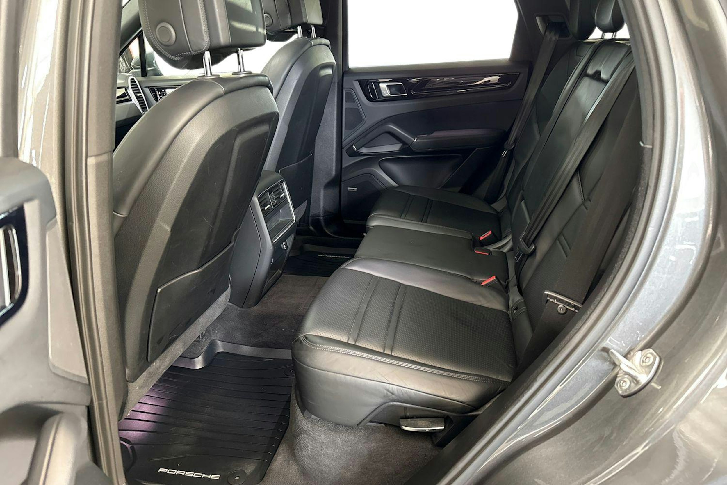 harmaa Porsche Cayenne 2020 kuva 8.