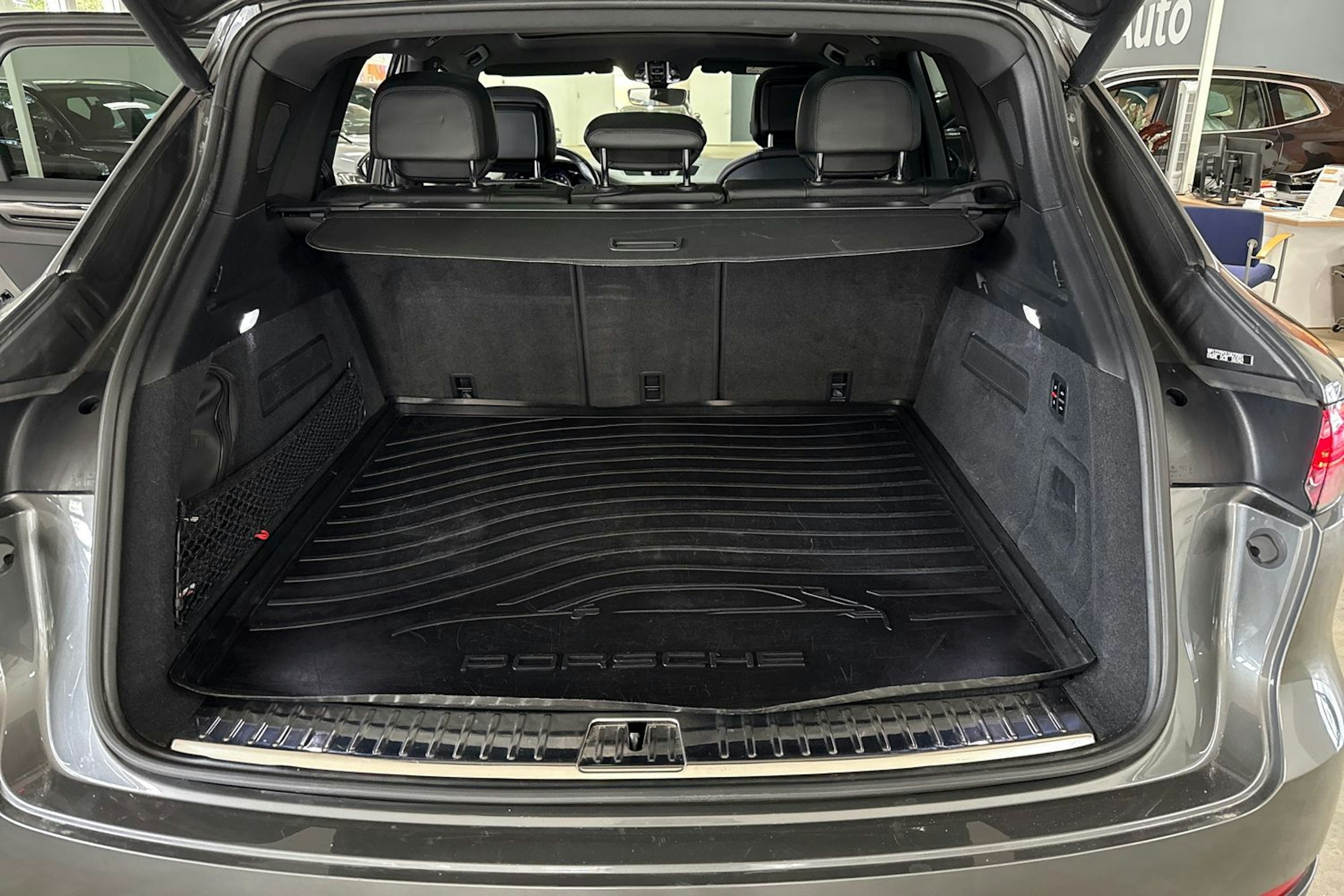 harmaa Porsche Cayenne 2020 kuva 11.
