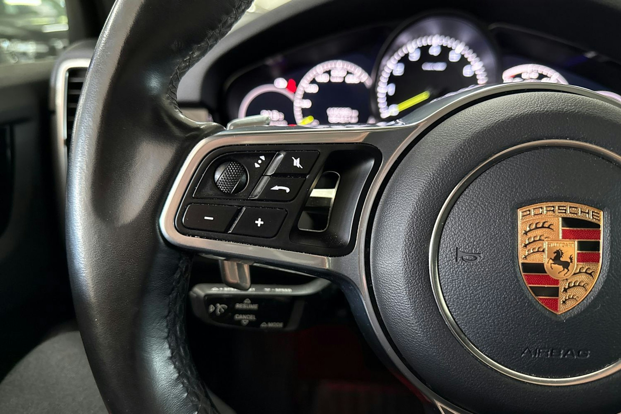 harmaa Porsche Cayenne 2020 kuva 21.