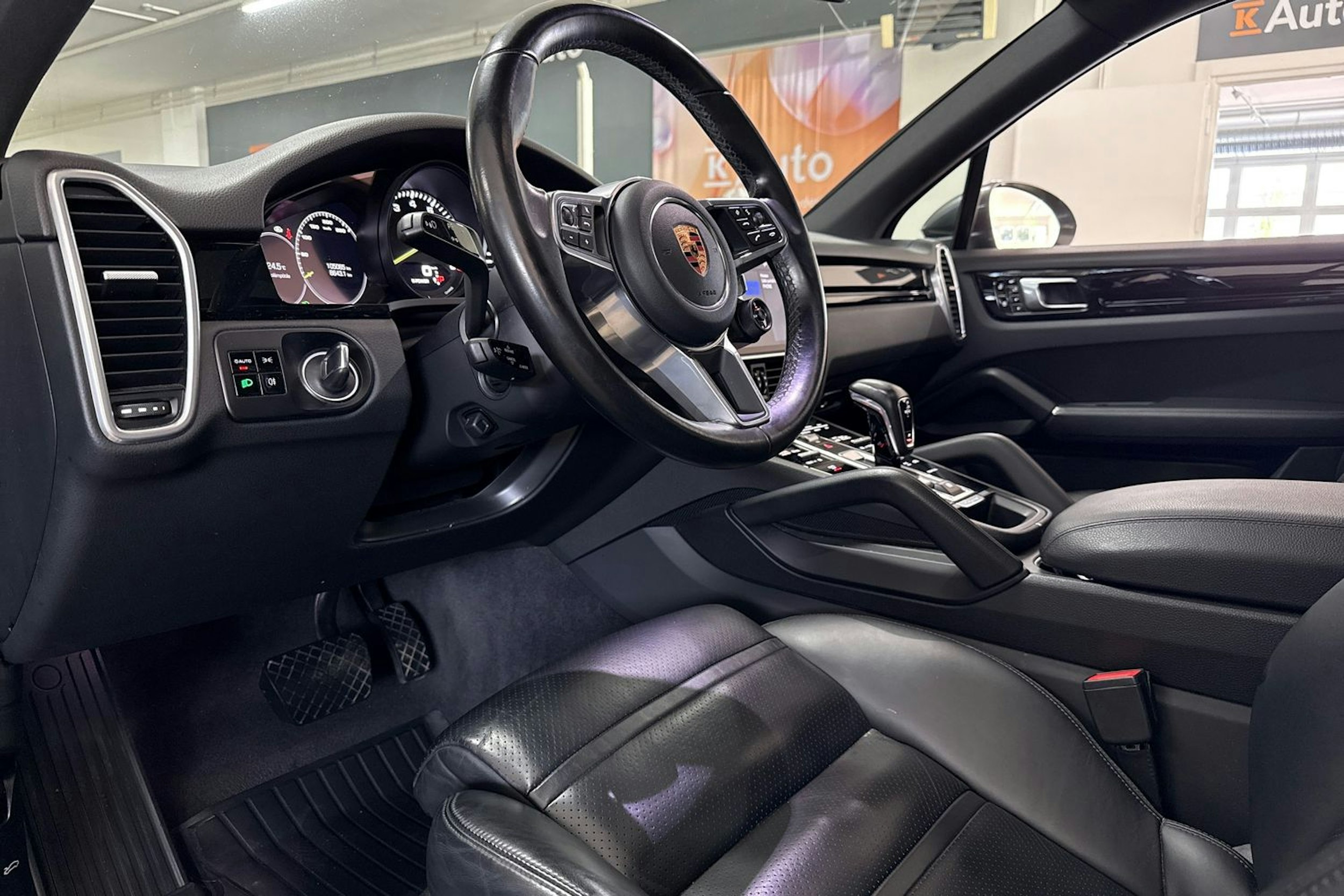 harmaa Porsche Cayenne 2020 kuva 37.