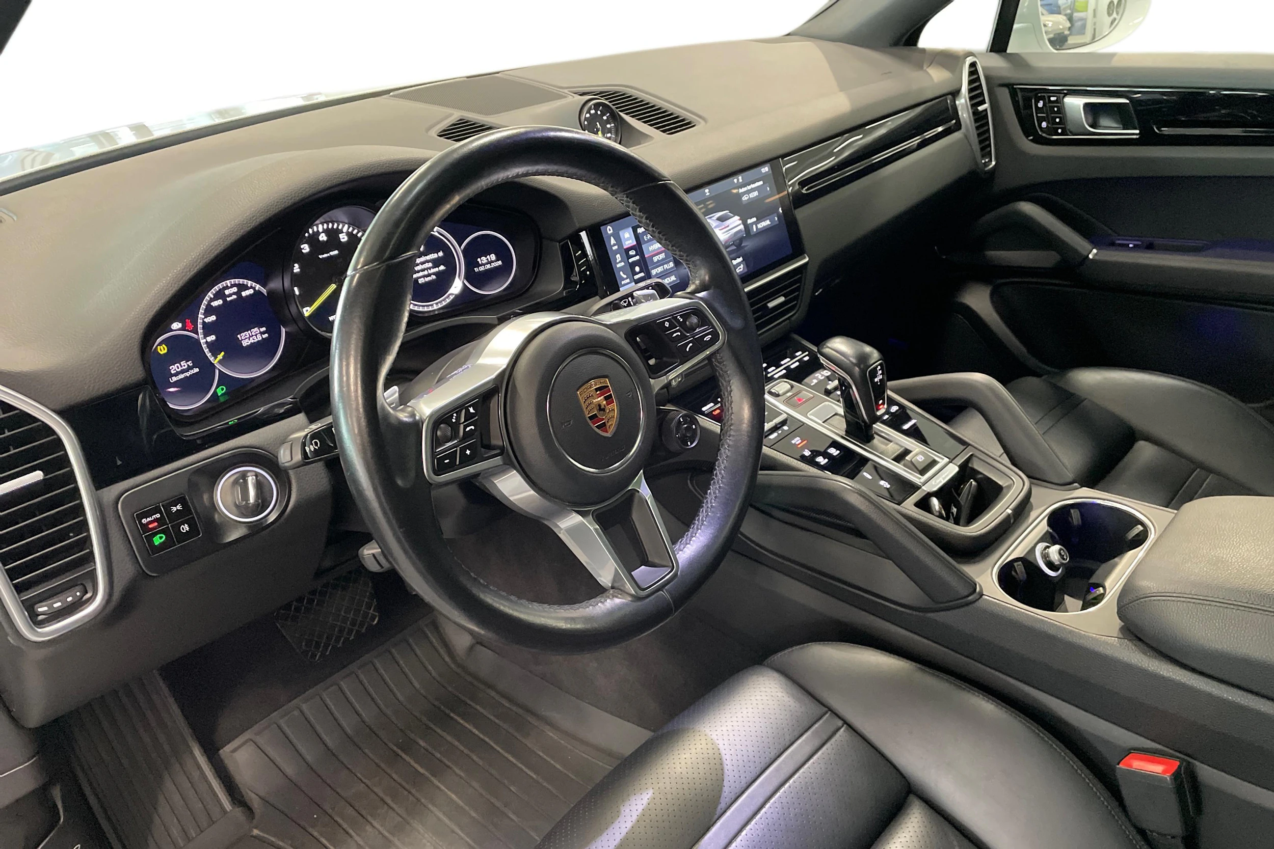 valkoinen Porsche Cayenne 2020 kuva 7.