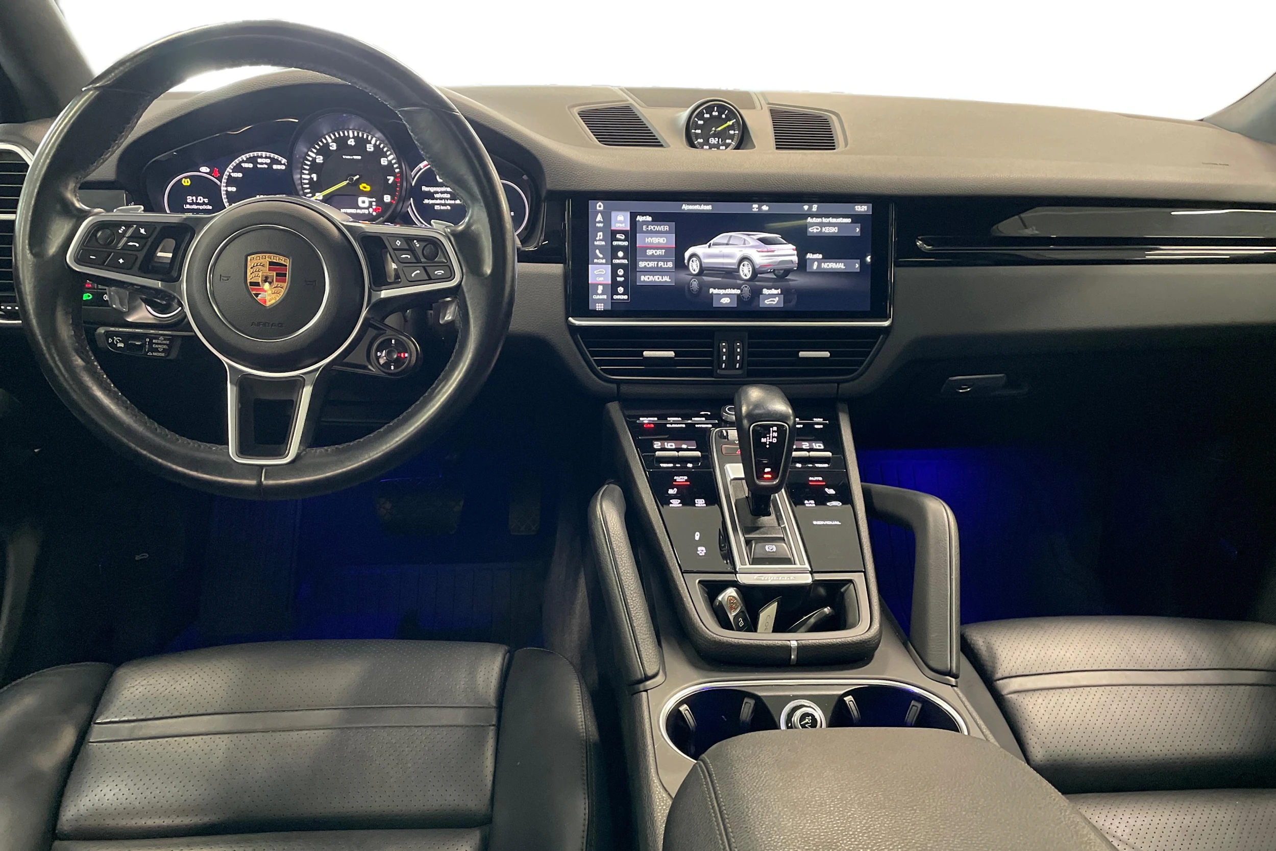 valkoinen Porsche Cayenne 2020 kuva 8.