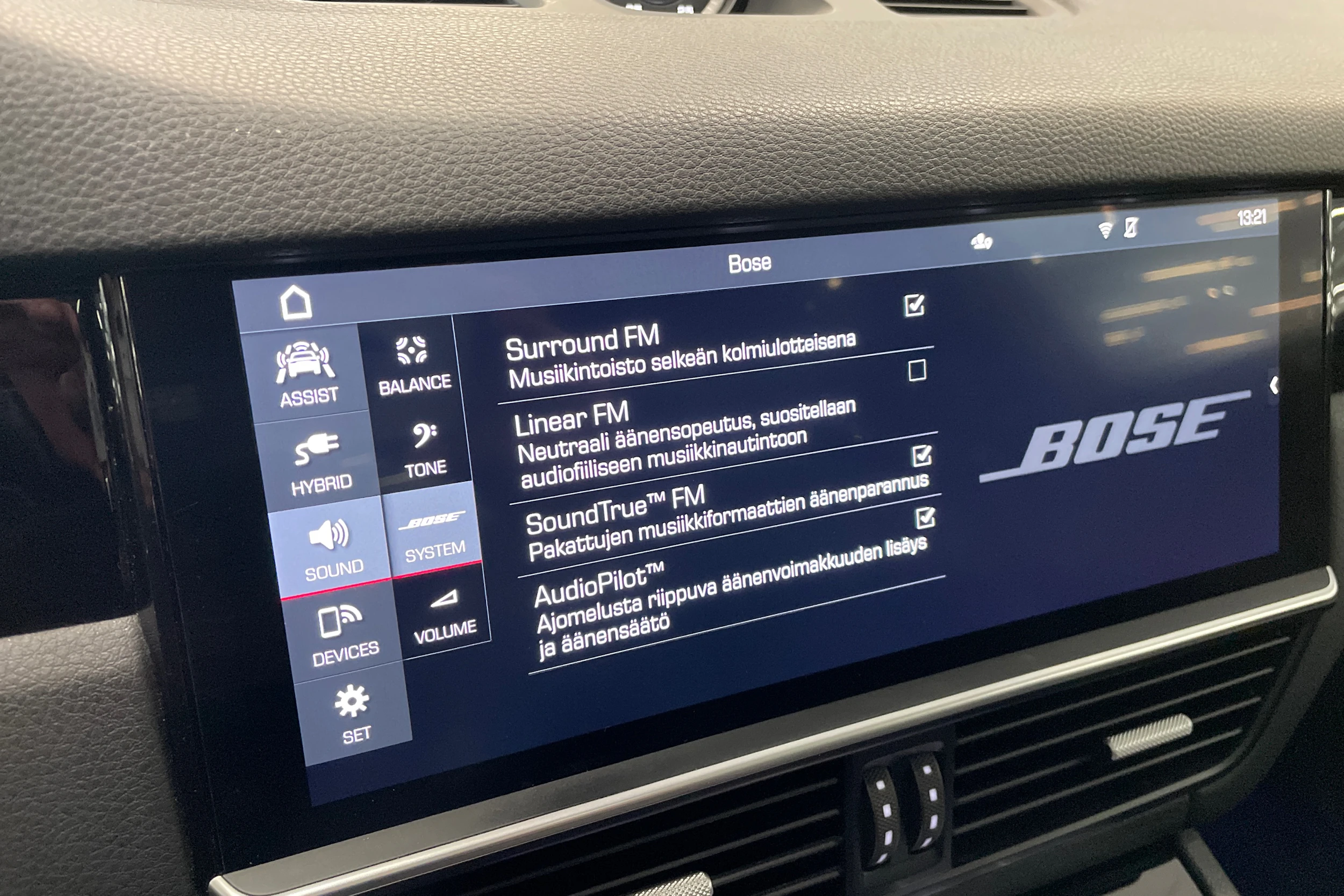 valkoinen Porsche Cayenne 2020 kuva 12.