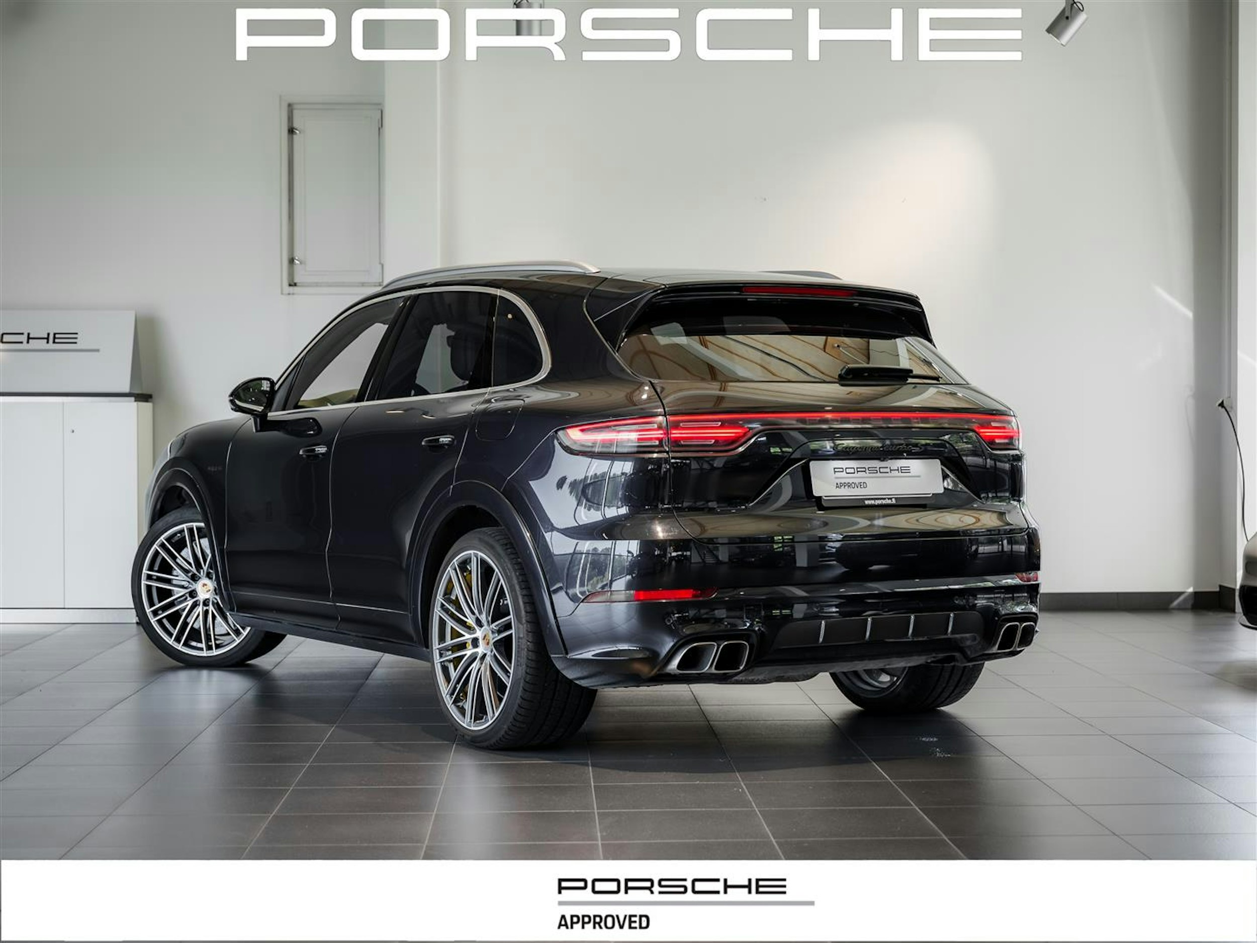 sininen Porsche Cayenne 2020 kuva 6.