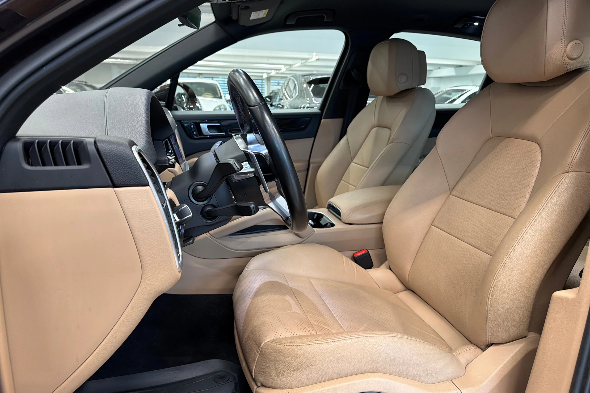 ruskea Porsche Cayenne 2020 kuva 10.