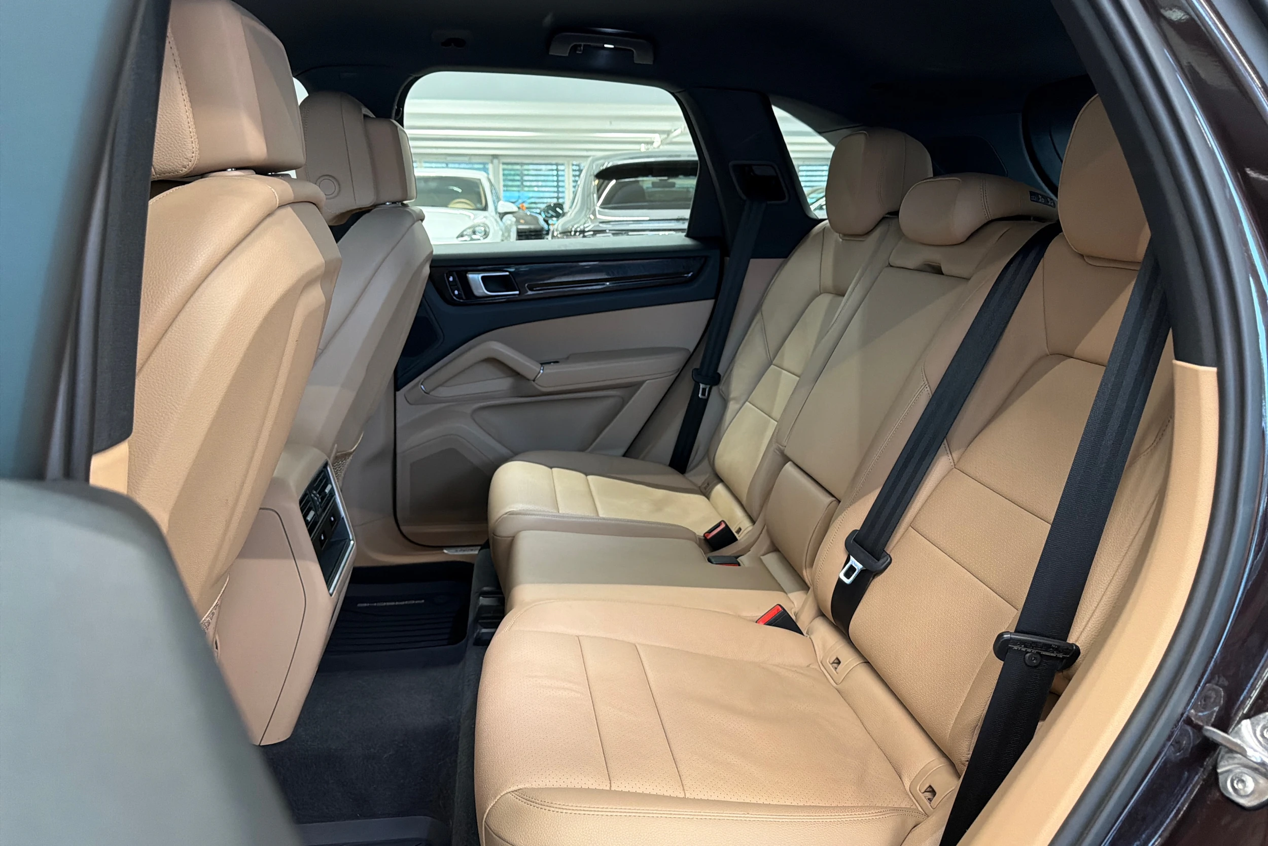 ruskea Porsche Cayenne 2020 kuva 11.