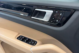 ruskea Porsche Cayenne 2020 kuva 24.