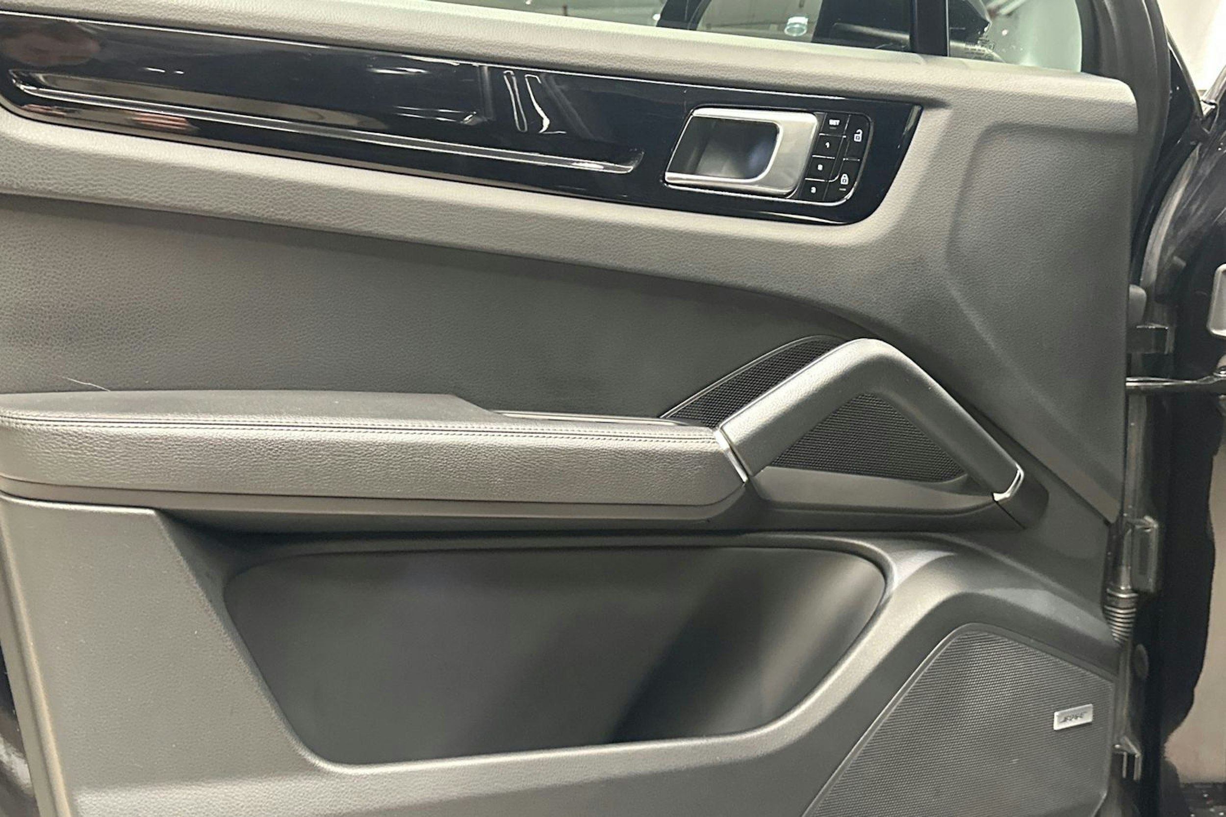 Musta Porsche Cayenne 2020 kuva 15.