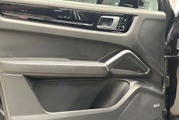 Musta Porsche Cayenne 2020 kuva 15.