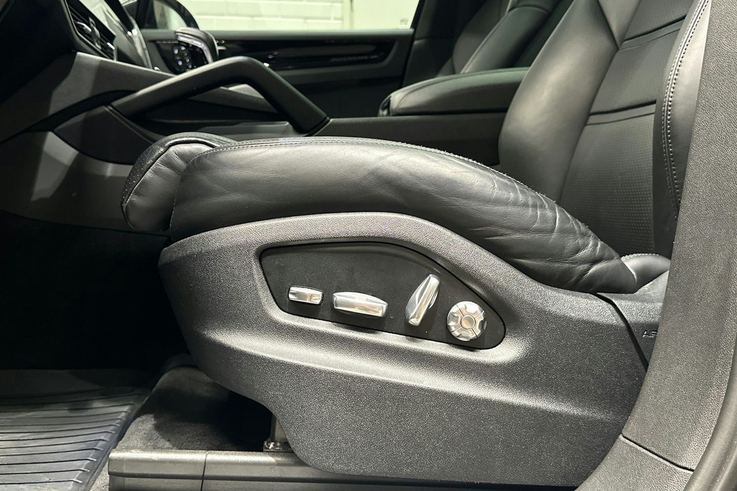 Musta Porsche Cayenne 2020 kuva 17.