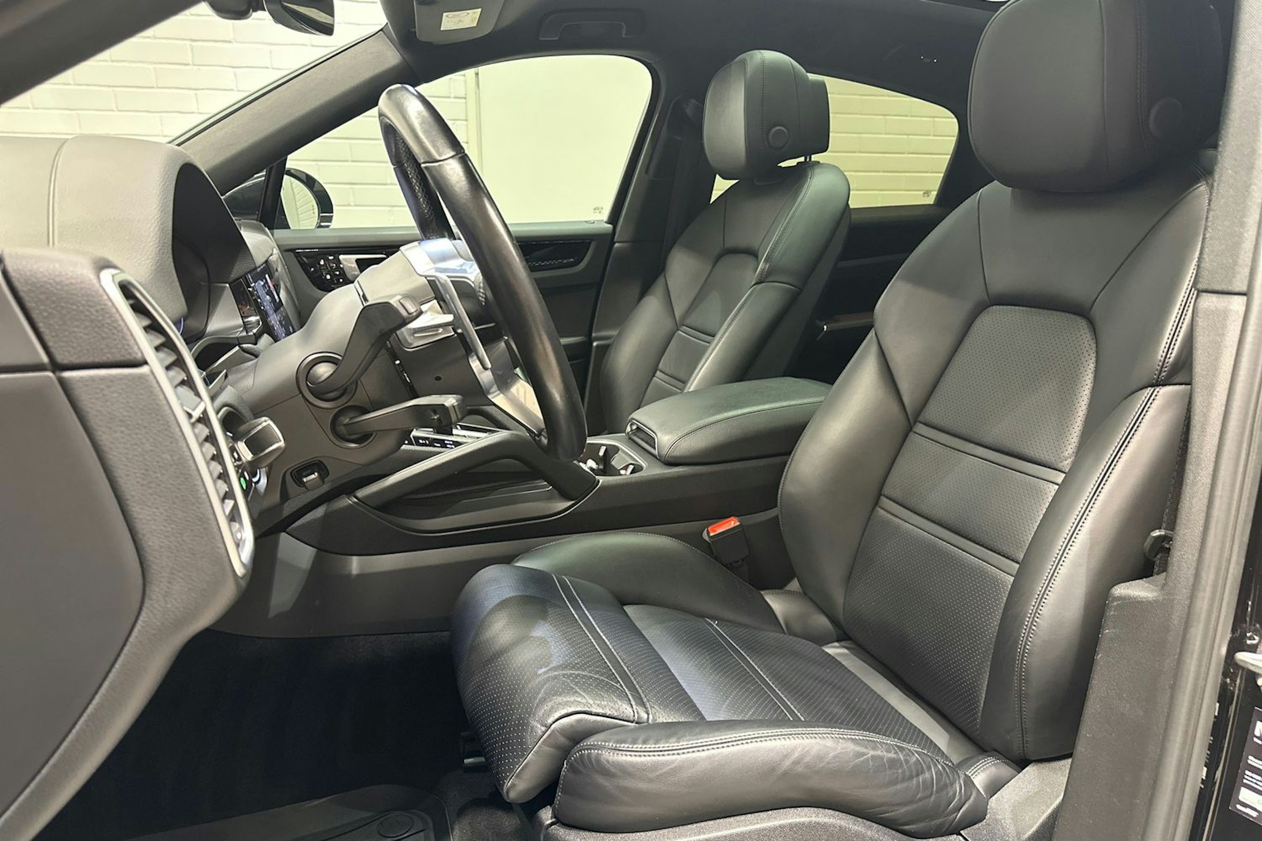 Musta Porsche Cayenne 2020 kuva 18.