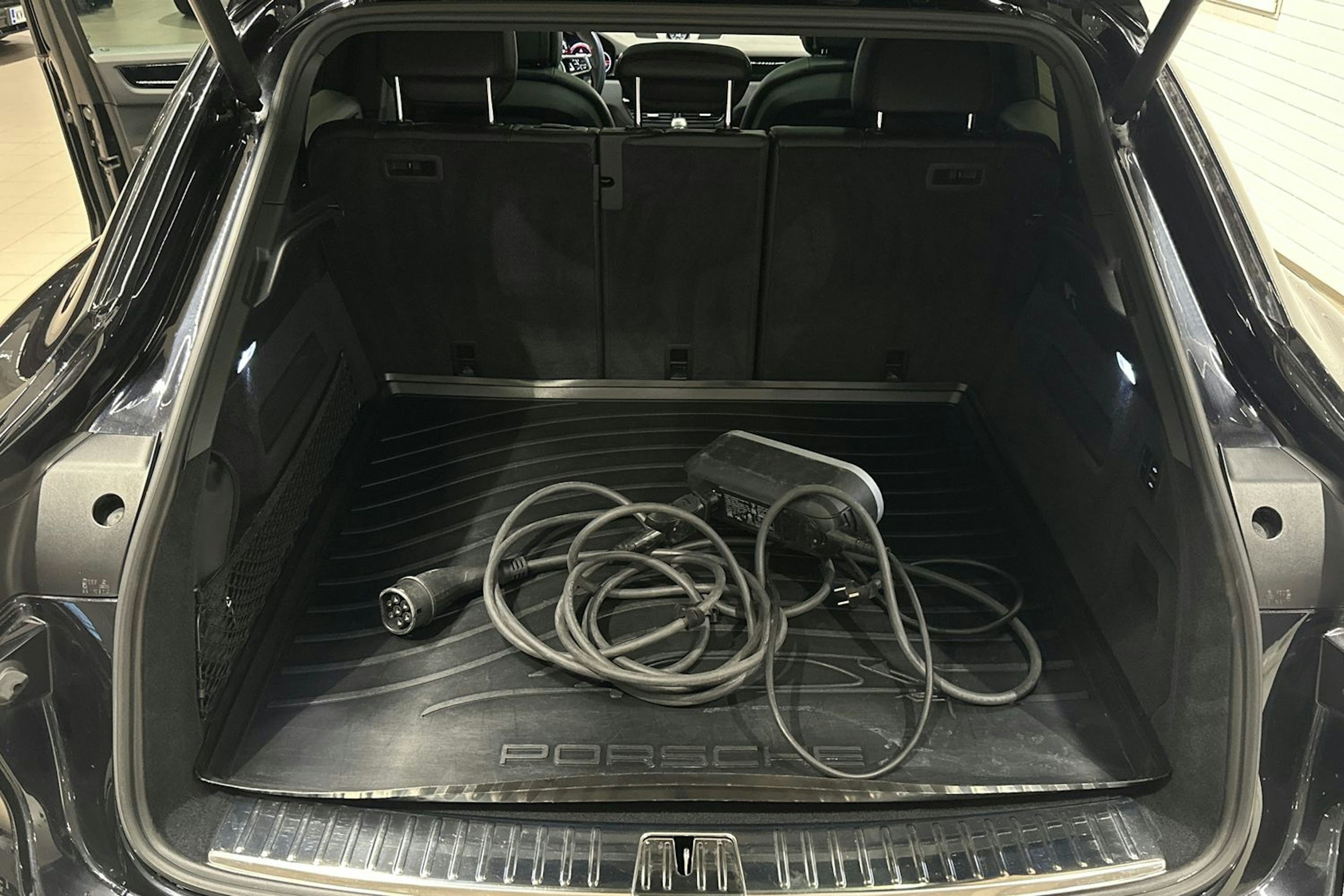 Musta Porsche Cayenne 2020 kuva 26.