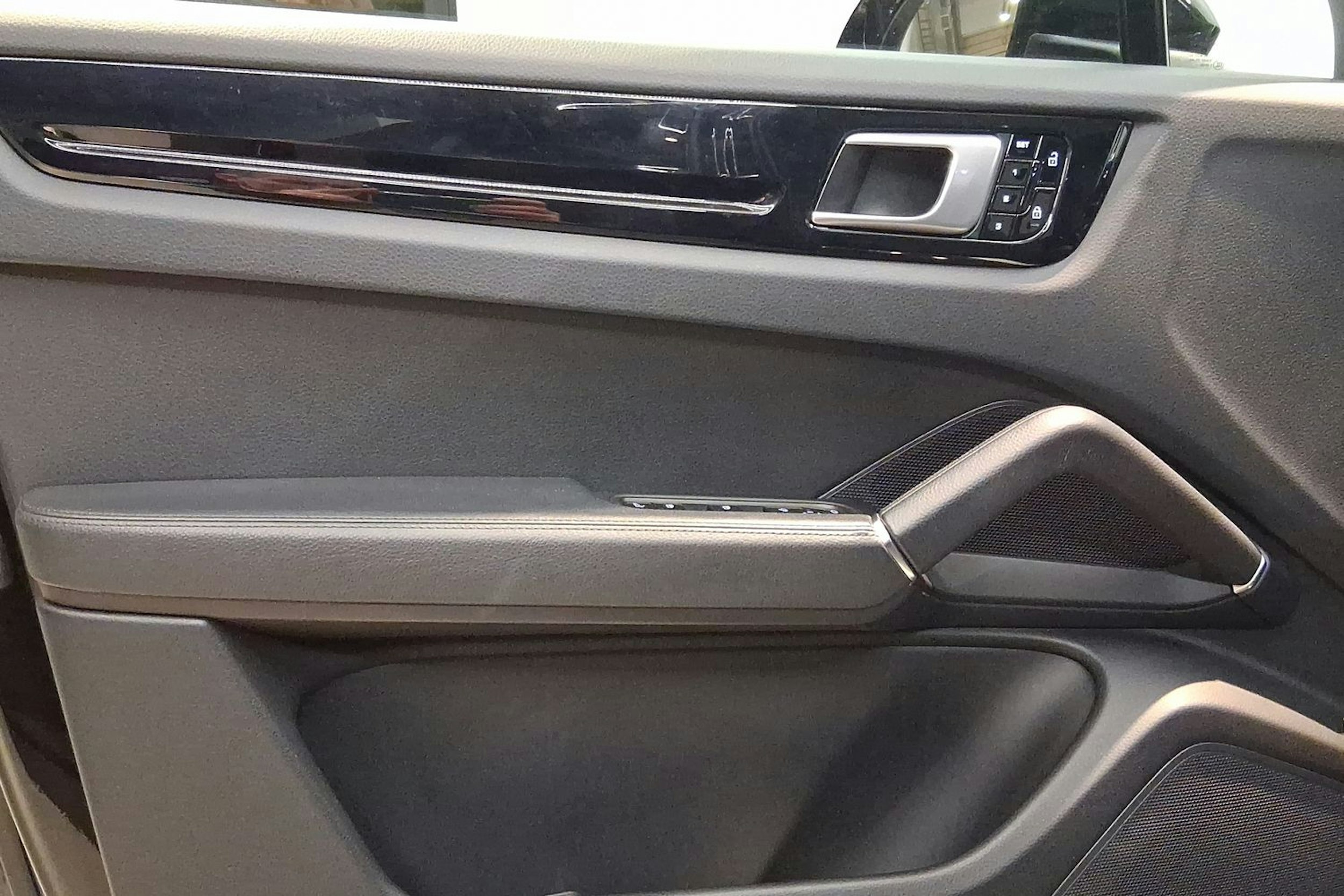 Musta Porsche Cayenne 2020 kuva 10.