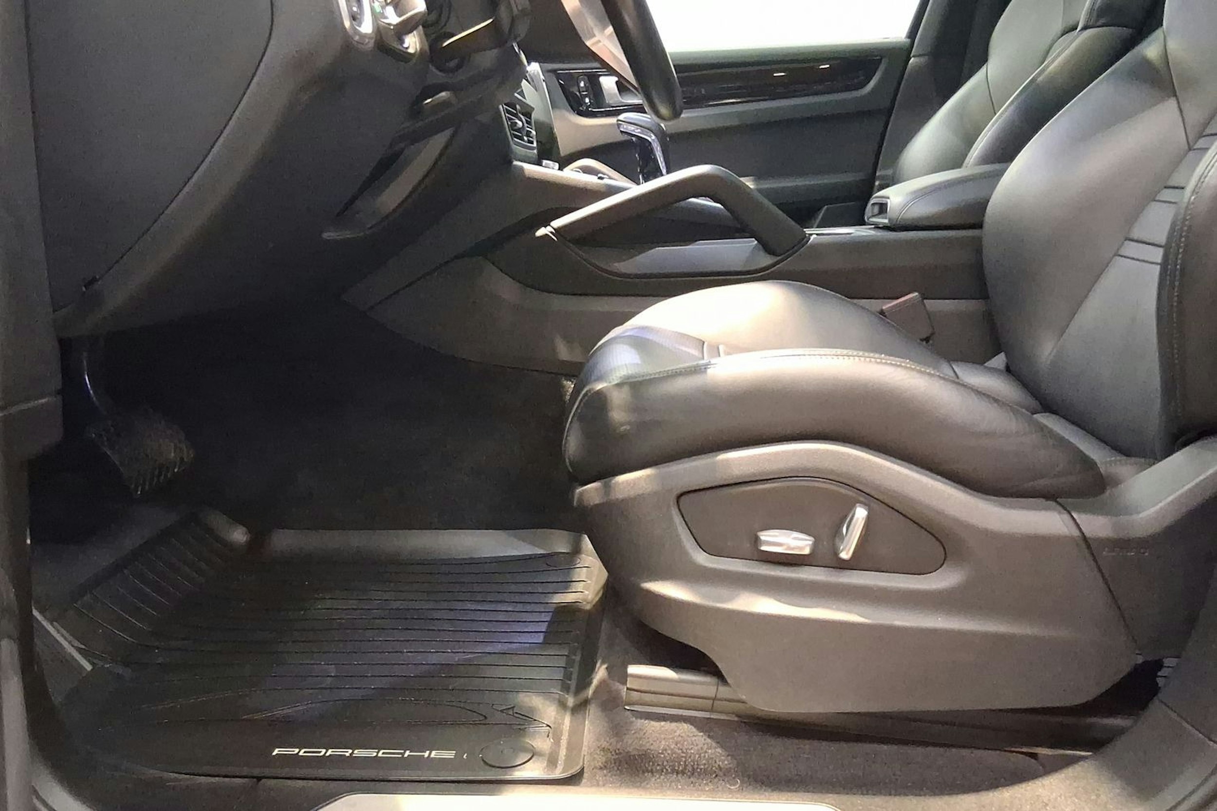 Musta Porsche Cayenne 2020 kuva 11.