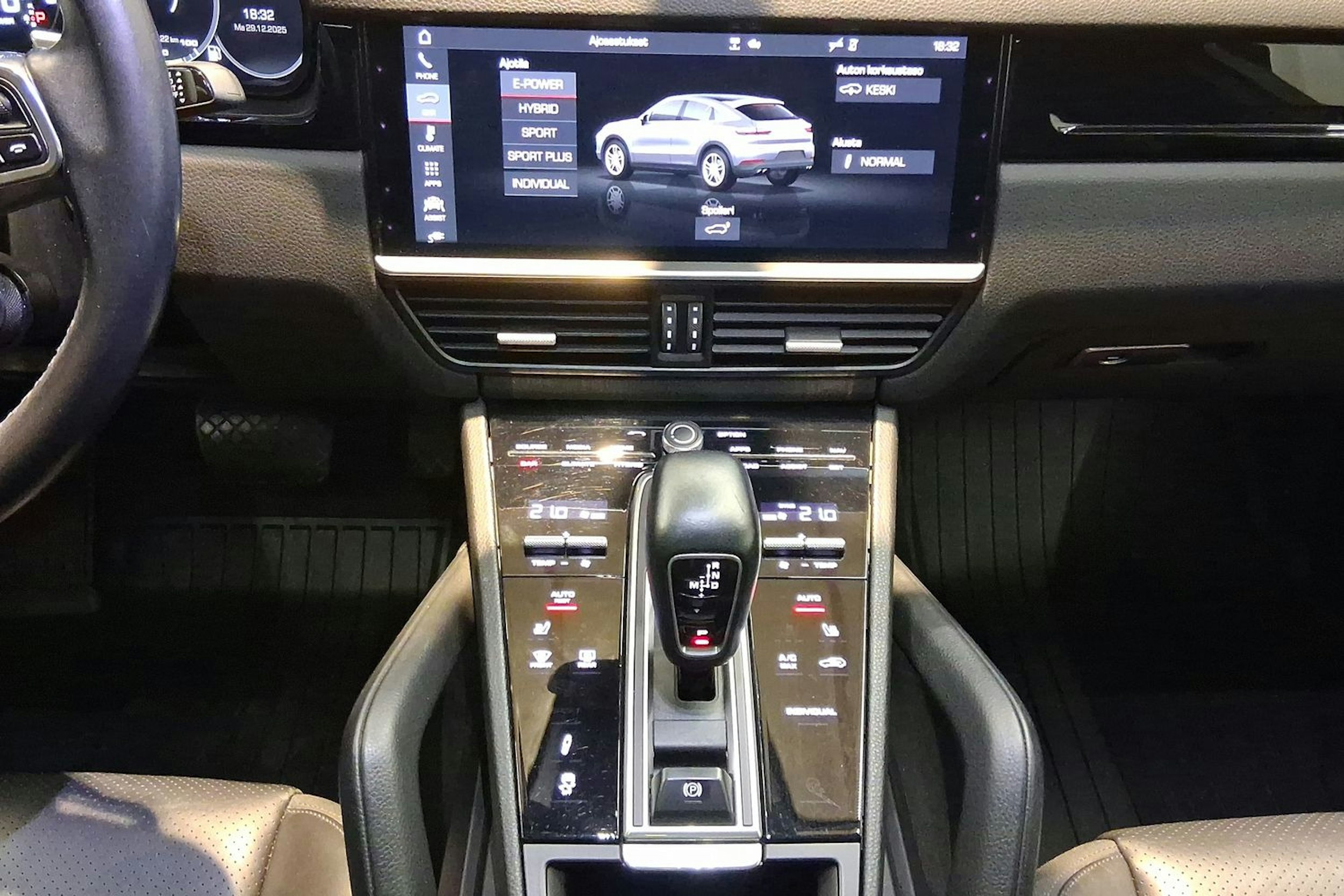 Musta Porsche Cayenne 2020 kuva 14.