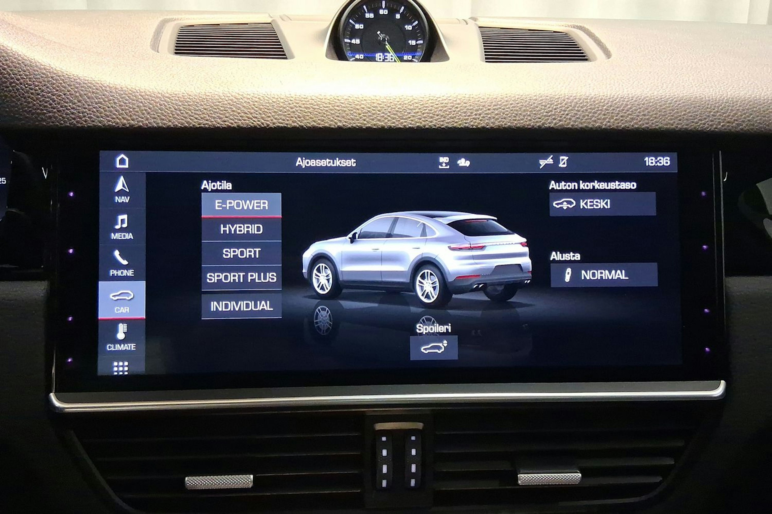 Musta Porsche Cayenne 2020 kuva 16.