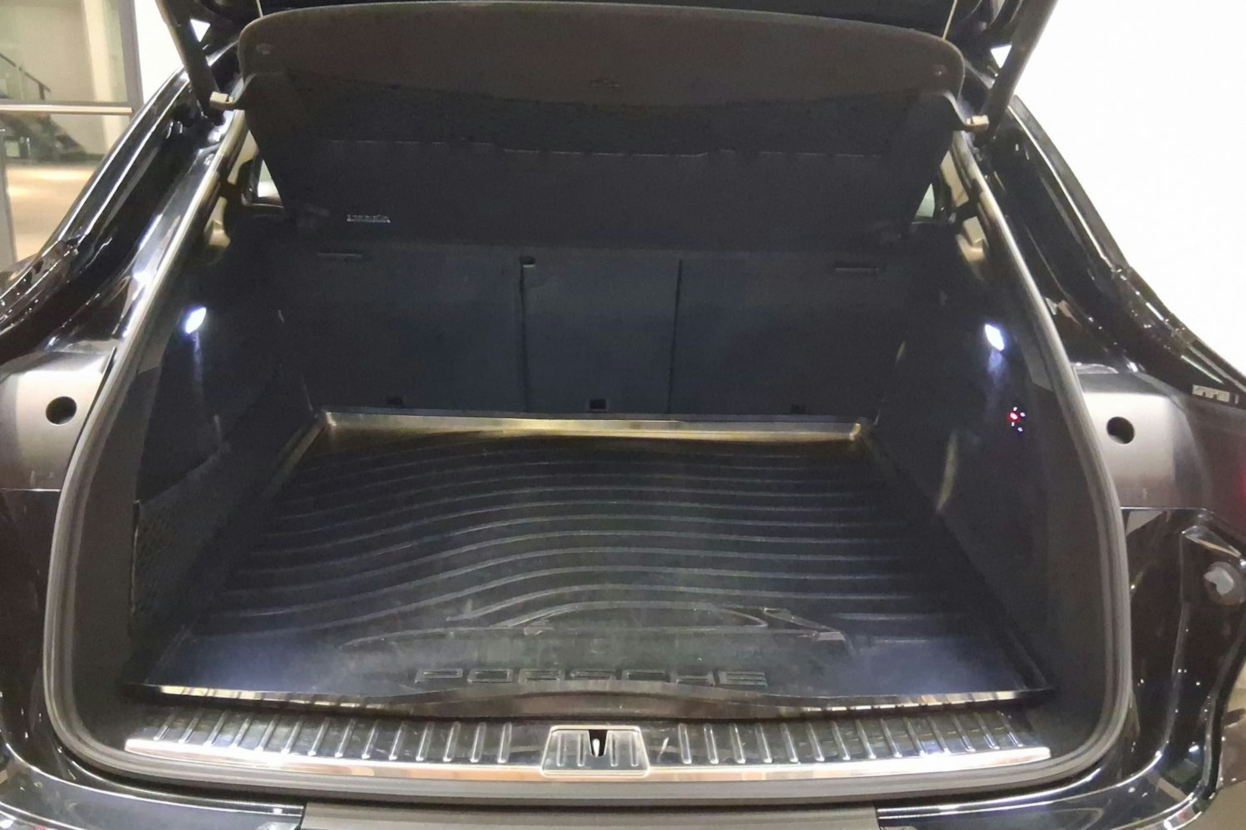 Musta Porsche Cayenne 2020 kuva 20.