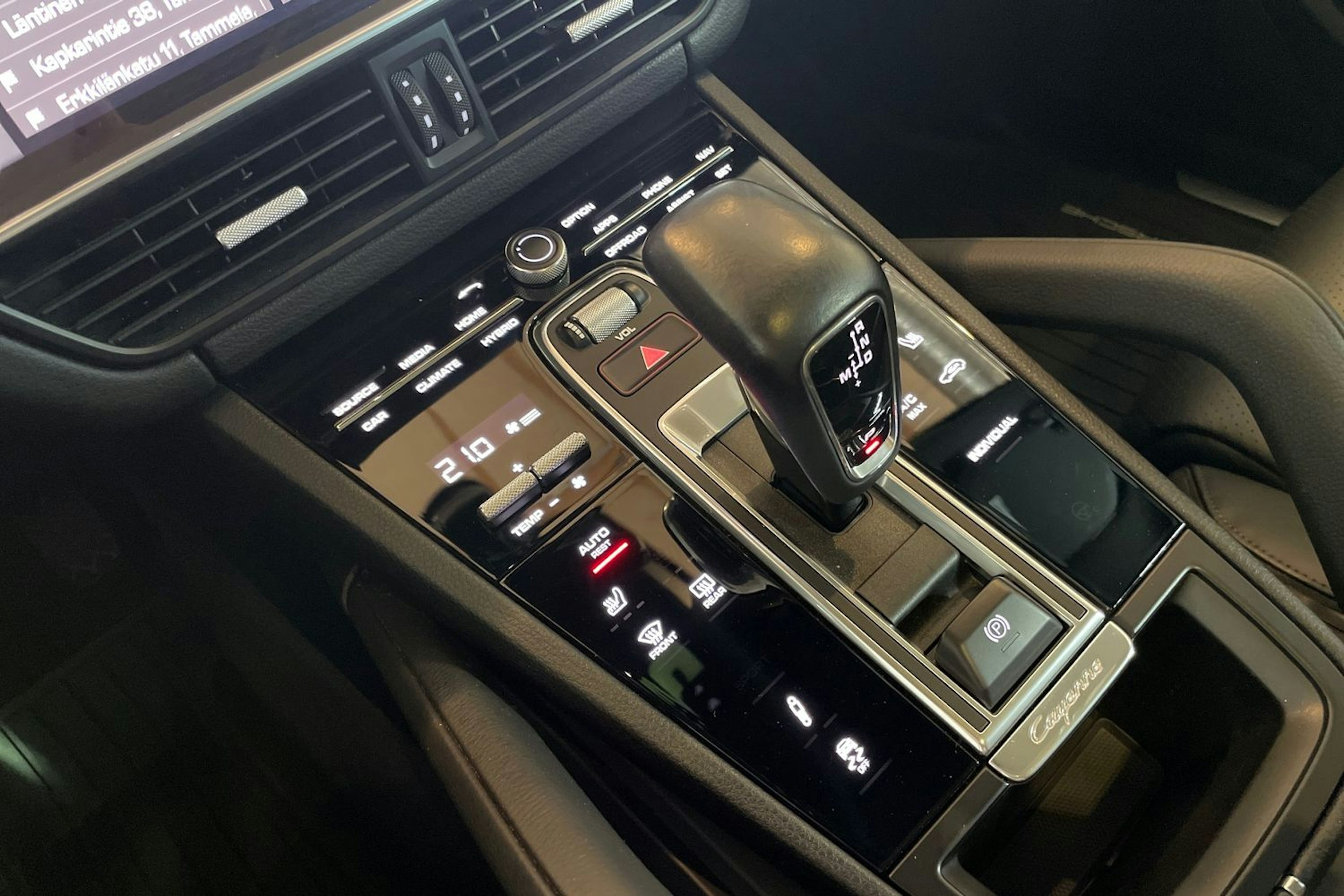 musta Porsche Cayenne 2020 kuva 14.