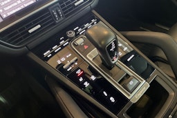 musta Porsche Cayenne 2020 kuva 14.