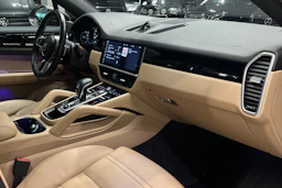met. Harmaa Porsche Cayenne 2020 kuva 18.