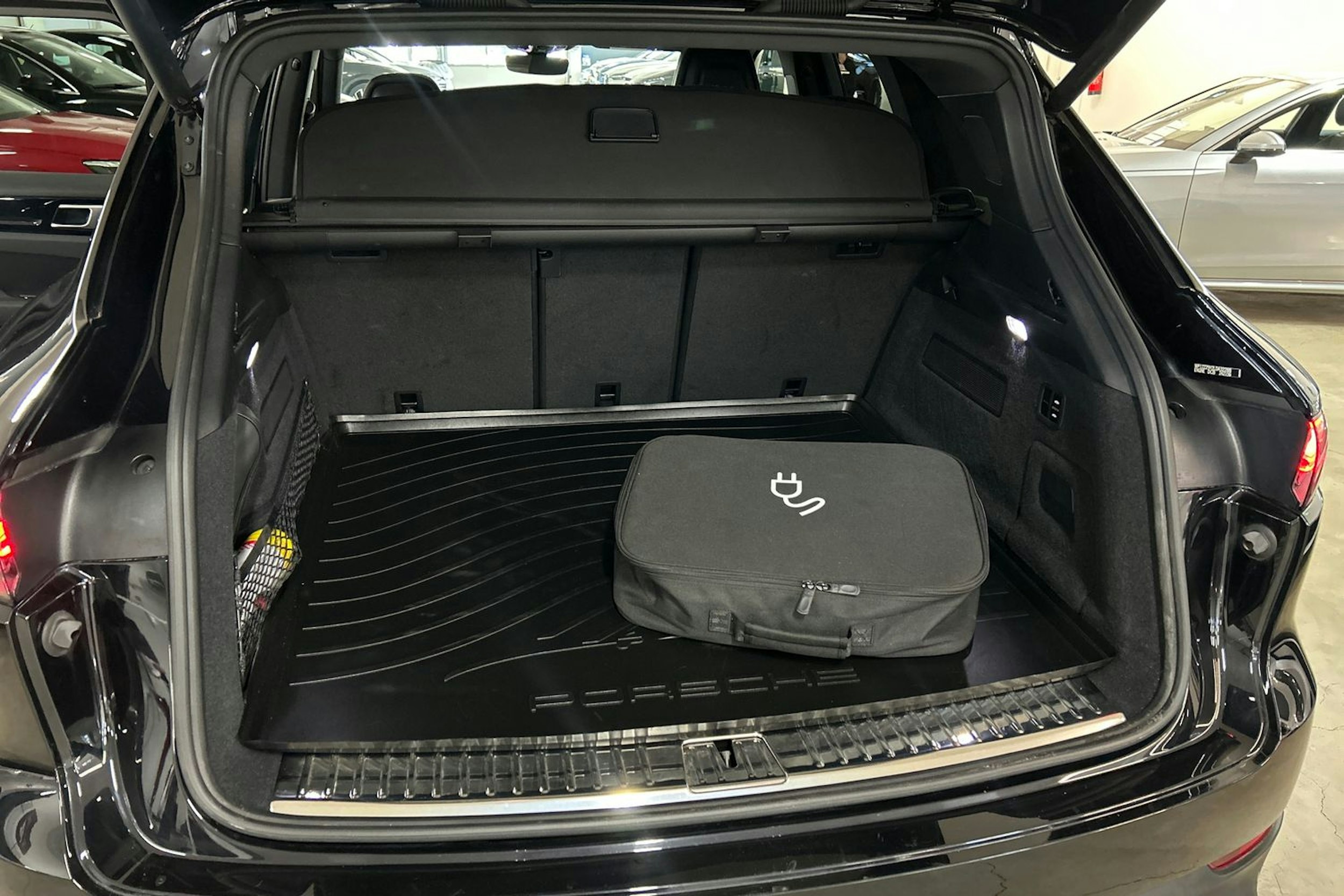 Musta Porsche Cayenne 2020 kuva 14.
