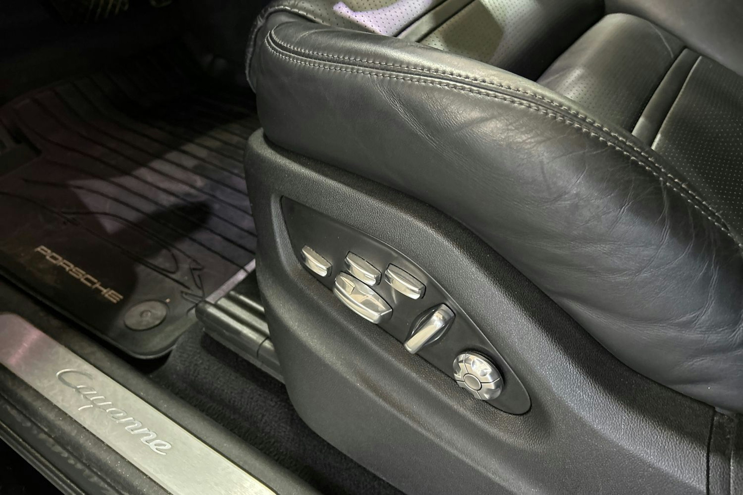 Musta Porsche Cayenne 2020 kuva 19.