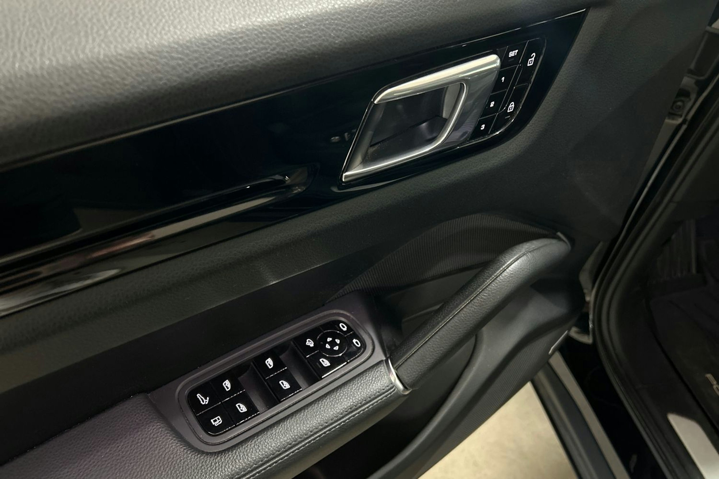 Musta Porsche Cayenne 2020 kuva 20.