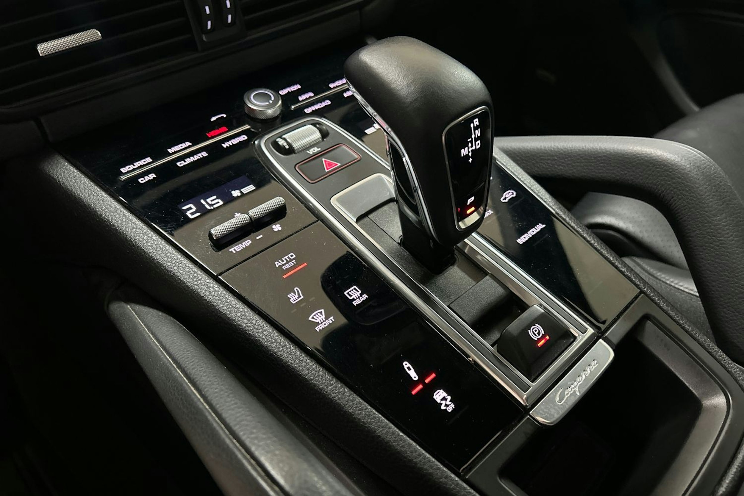 Musta Porsche Cayenne 2020 kuva 33.