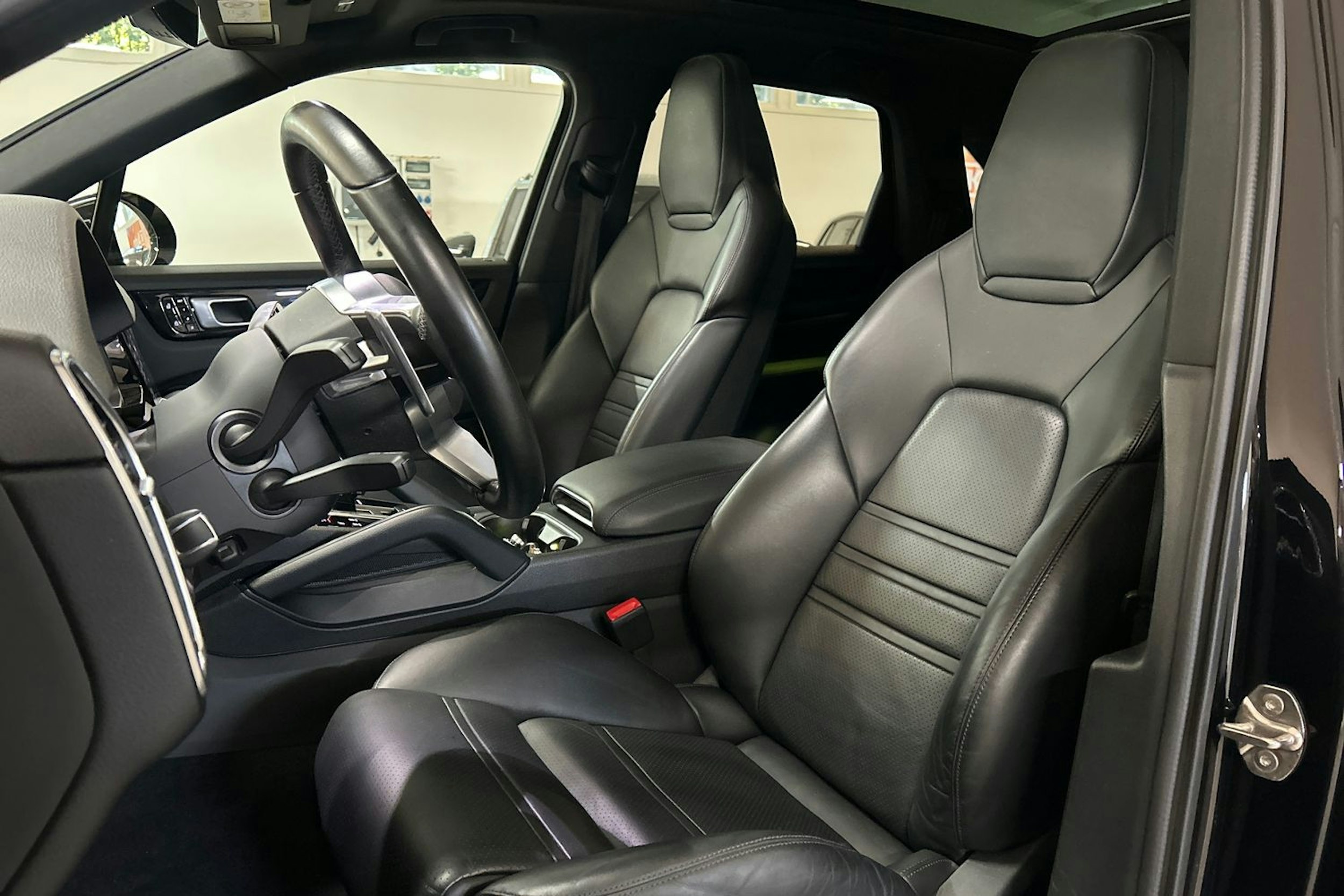 Musta Porsche Cayenne 2020 kuva 35.