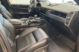 Harmaa Porsche Cayenne 2020 kuva 23.