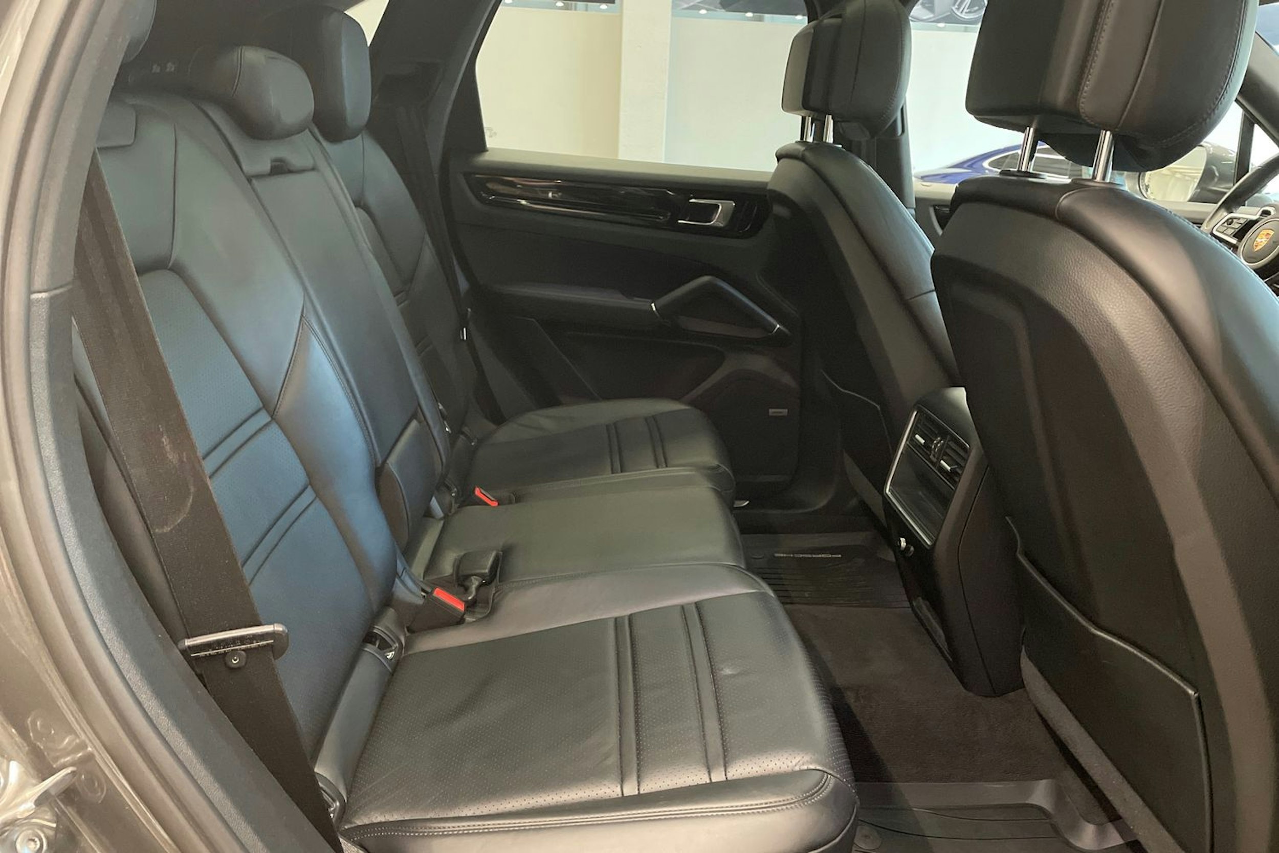 Harmaa Porsche Cayenne 2020 kuva 24.