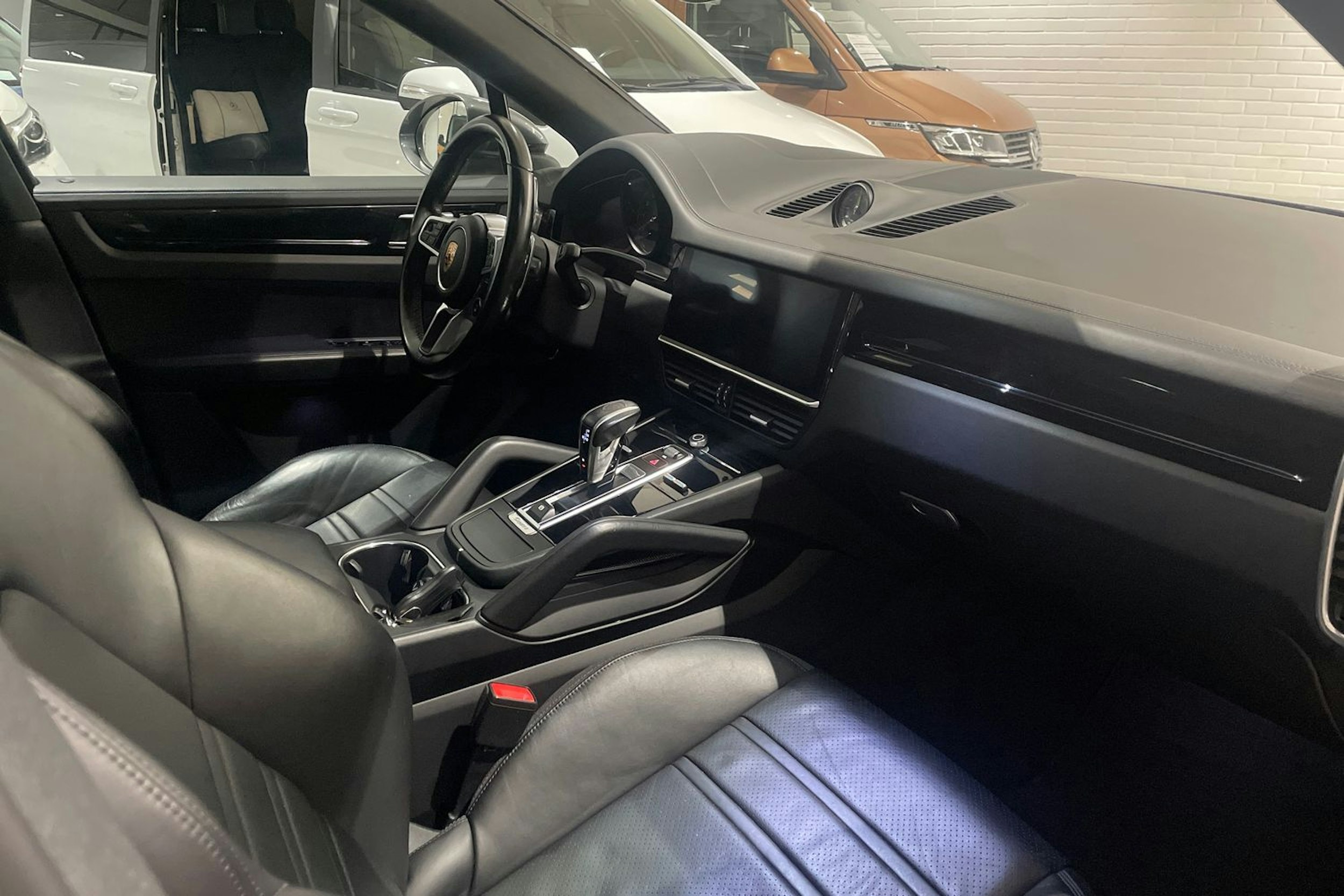 harmaa Porsche Cayenne 2020 kuva 22.