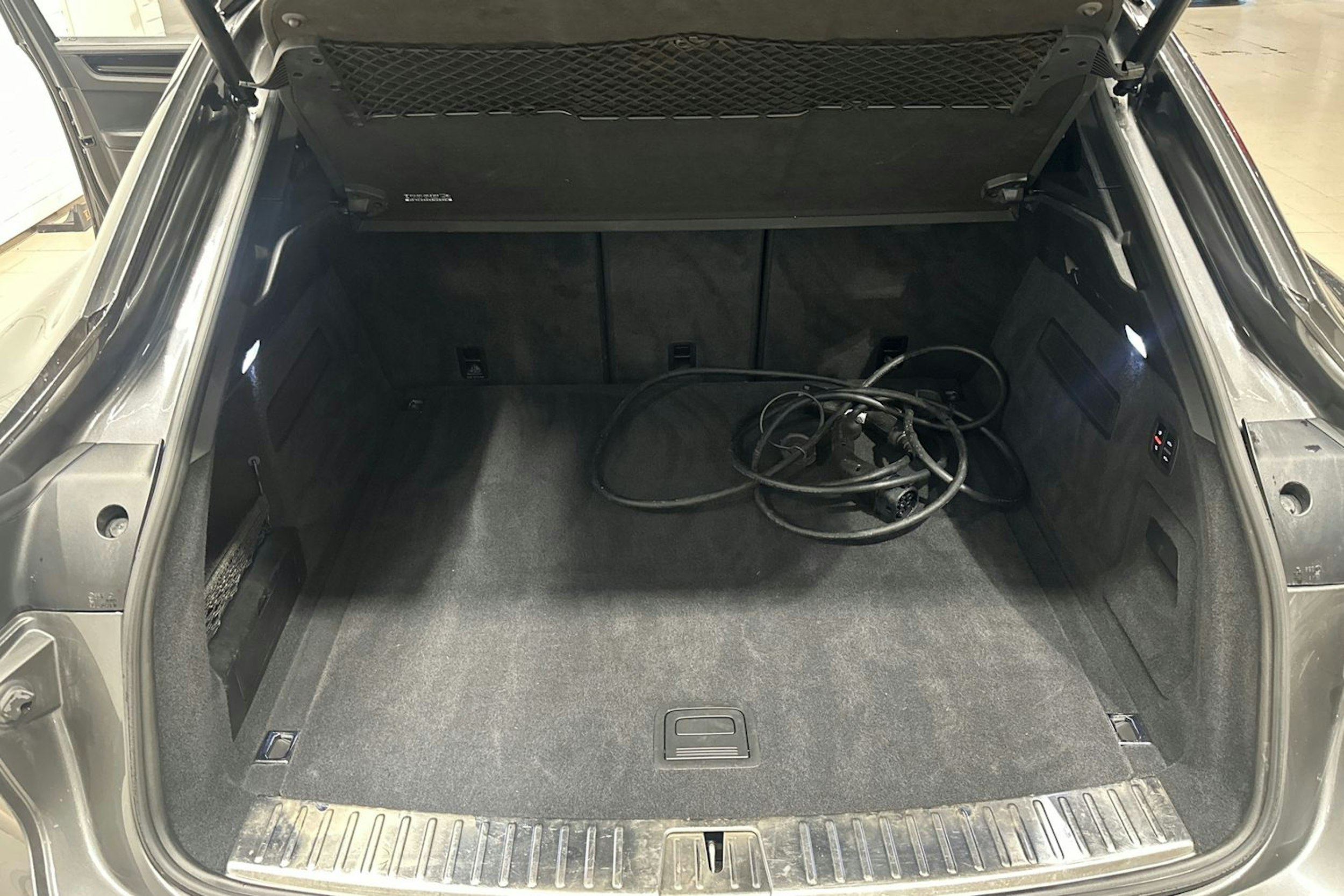 harmaa Porsche Cayenne 2020 kuva 24.