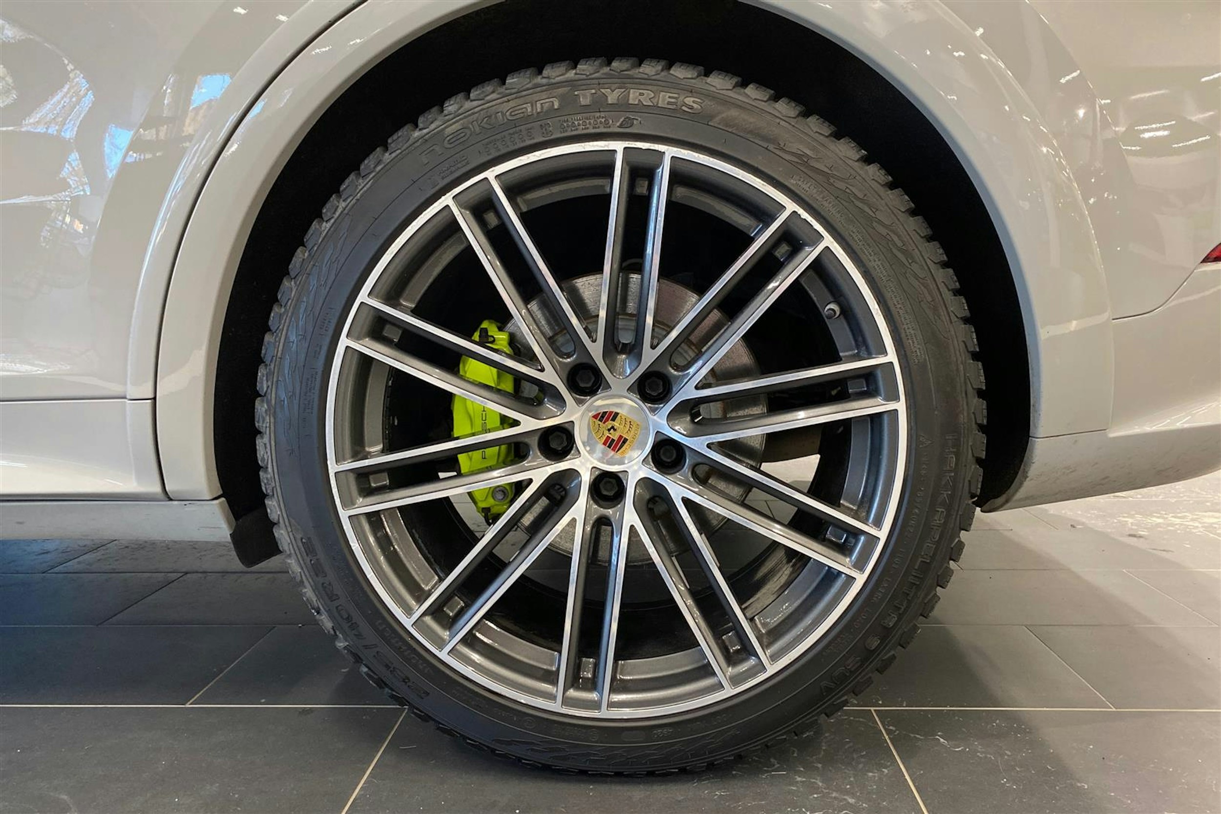 harmaa Porsche Cayenne 2020 kuva 10.