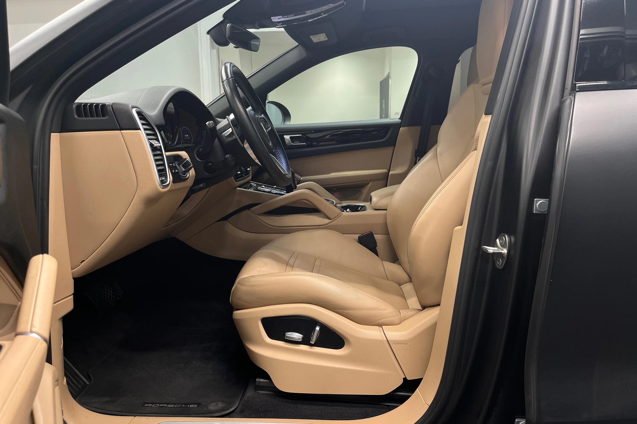 met. Harmaa Porsche Cayenne 2020 kuva 11.