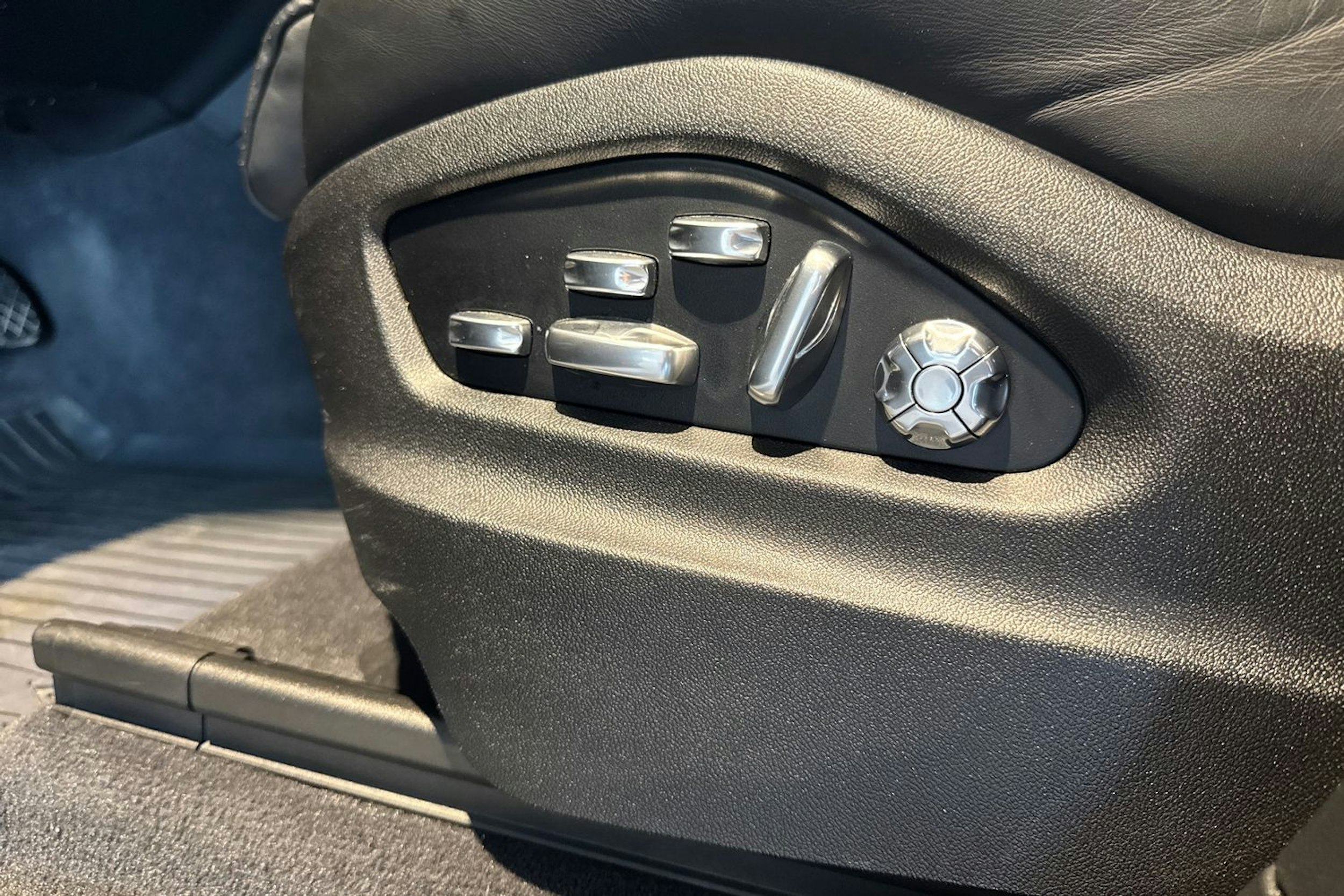 Musta Porsche Cayenne 2020 kuva 11.