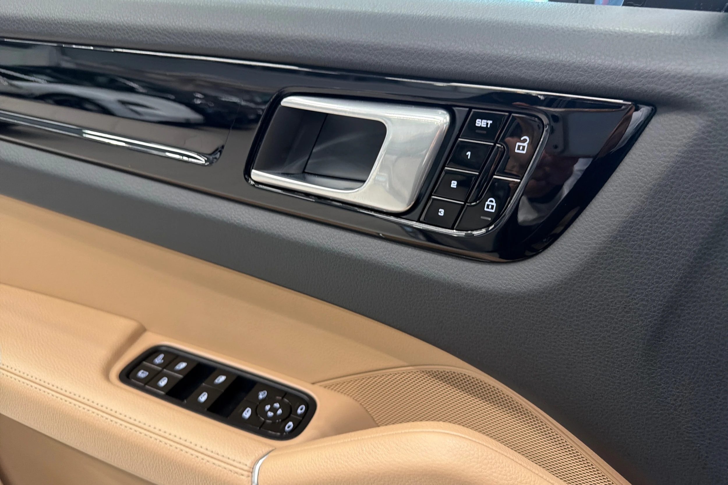 Musta Porsche Cayenne 2020 kuva 23.