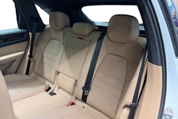 valkoinen Porsche Cayenne 2020 kuva 8.