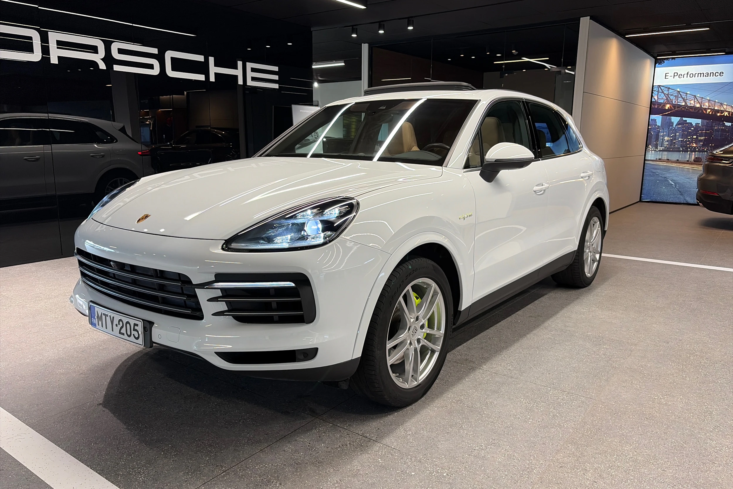 valkoinen Porsche Cayenne 2020 kuva 10.