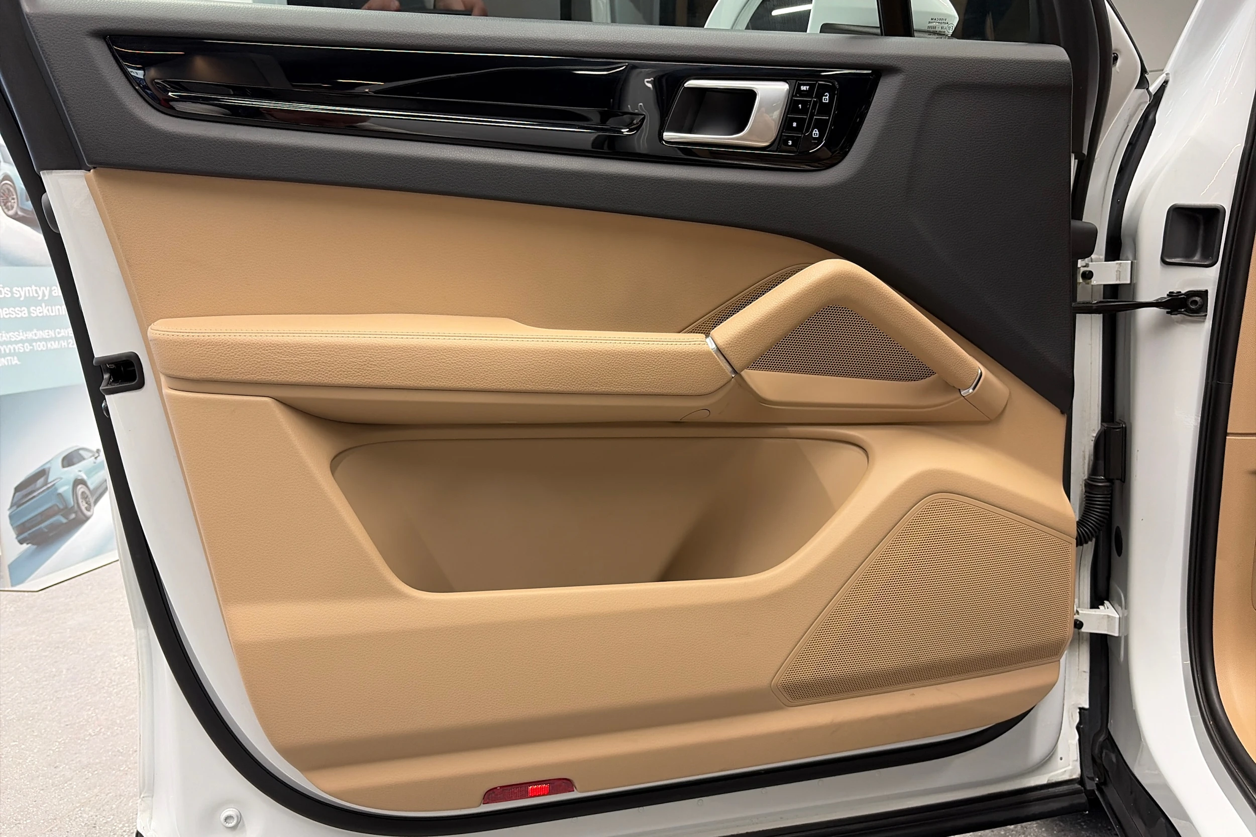 valkoinen Porsche Cayenne 2020 kuva 12.
