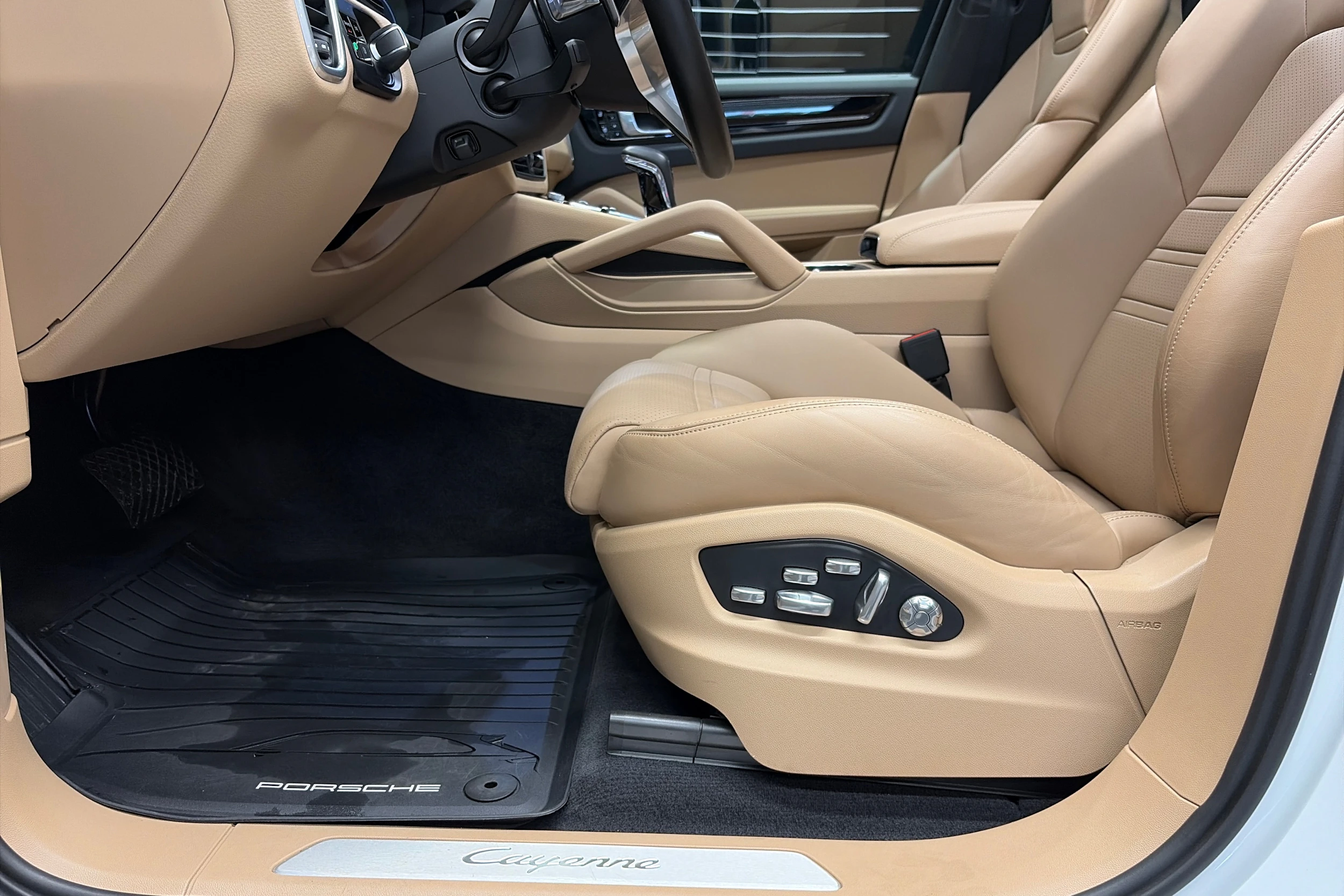 valkoinen Porsche Cayenne 2020 kuva 13.