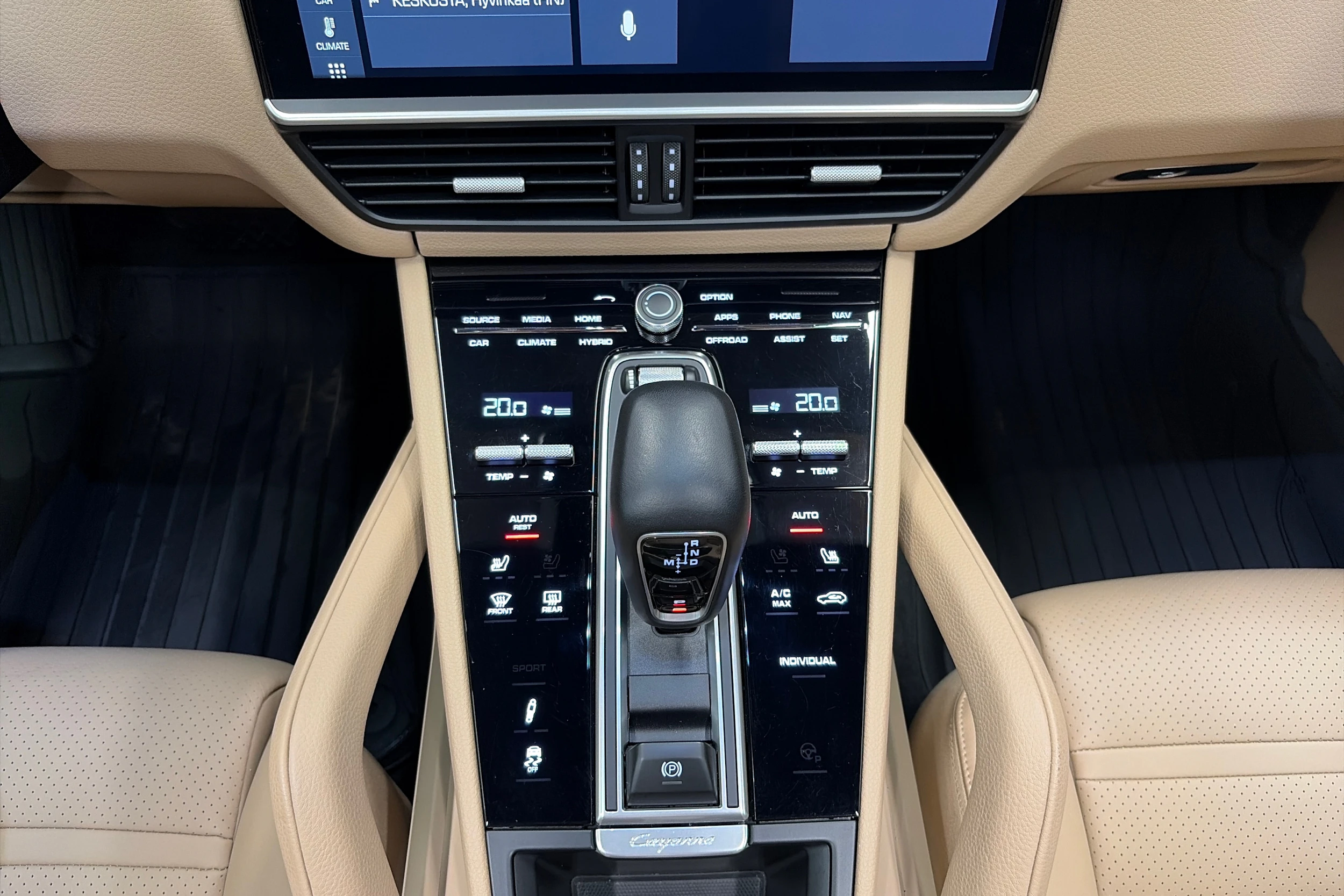 valkoinen Porsche Cayenne 2020 kuva 16.