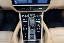 valkoinen Porsche Cayenne 2020 kuva 16.