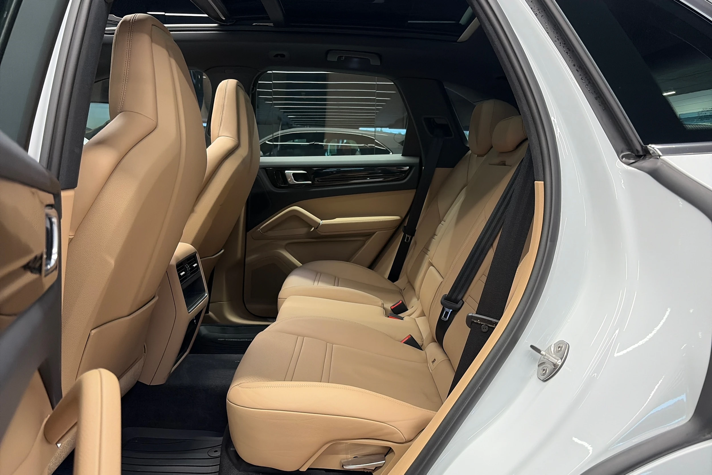 valkoinen Porsche Cayenne 2020 kuva 22.